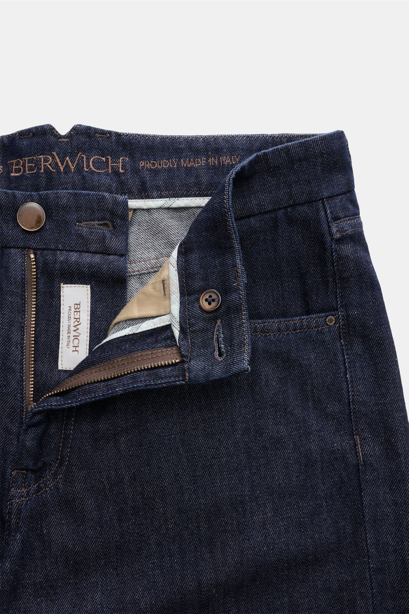 Berwich Jeans 'Chiaia 5t-GD' navy, Detailaufnahme von vorne oben mit offenem Zip Fly, Five-Pocket-Stil, Tapered Fit, reine Baumwolle, weicher Griff, fixierter Saumaufschlag.
