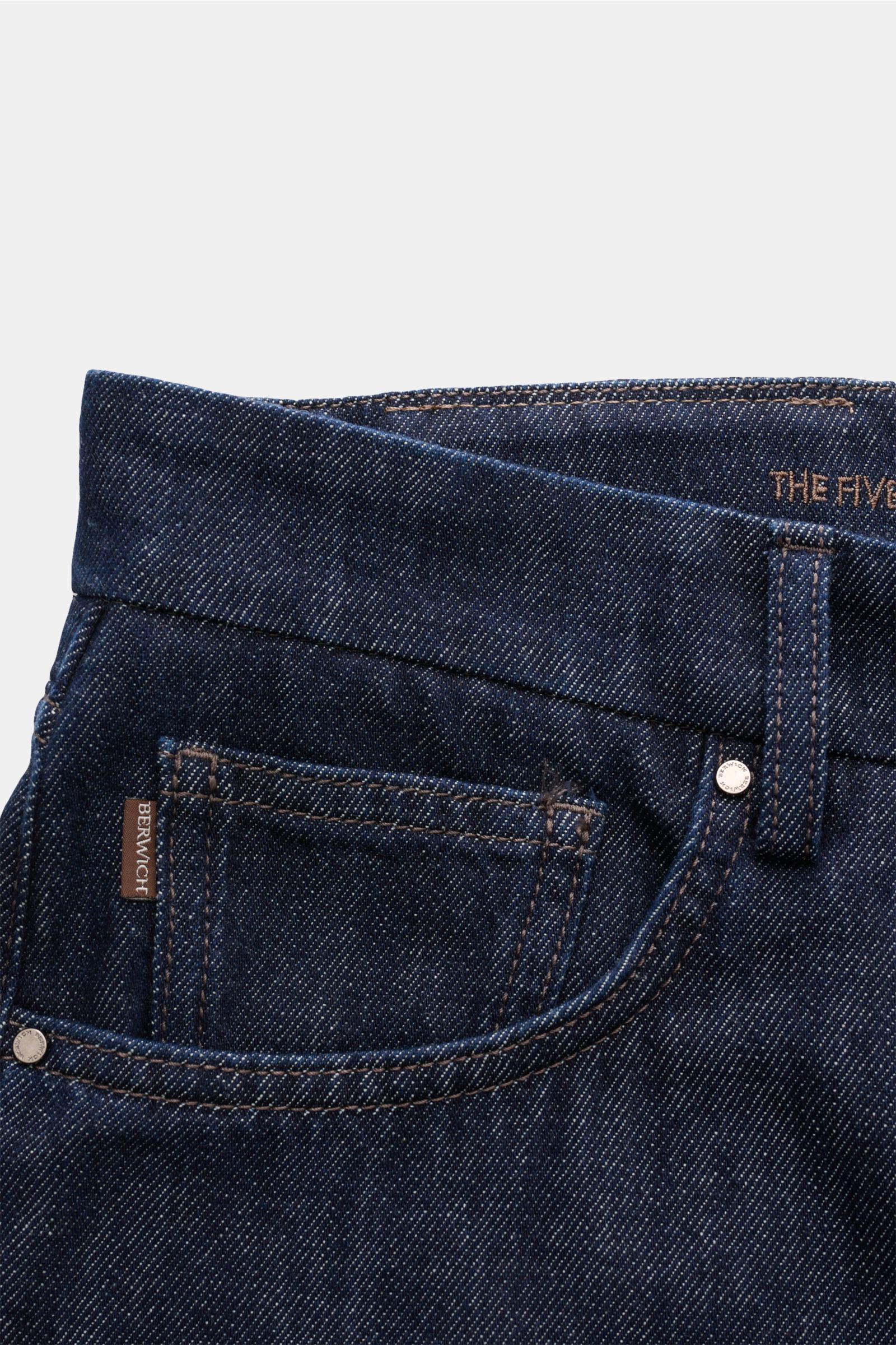 Berwich Jeans 'Chiaia 5t-GD' navy, Detailaufnahme der Five-Pocket-Tasche, Zip Fly, Leather-Patch, aus reiner Baumwolle, Tapered Fit.