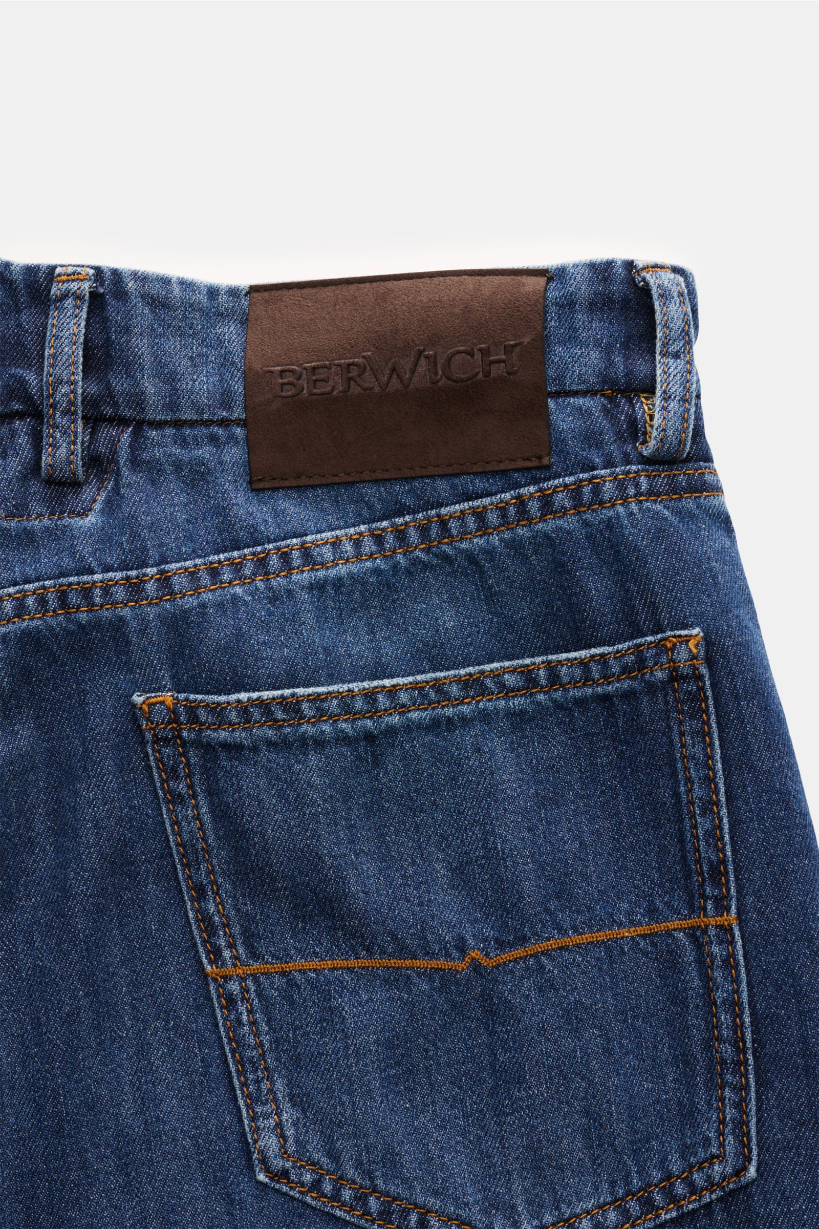 Close-up rear view of Berwich Jeans 'Chiaia 5t-GD' dunkelblau showing back pocket, belt loop, and leather patch.

Description: Die Jeans 'Chiaia 5t-GD' von BERWICH überzeugt mit modernem Tapered Fit, leichtem Twill aus reiner Baumwolle und stilvoller L