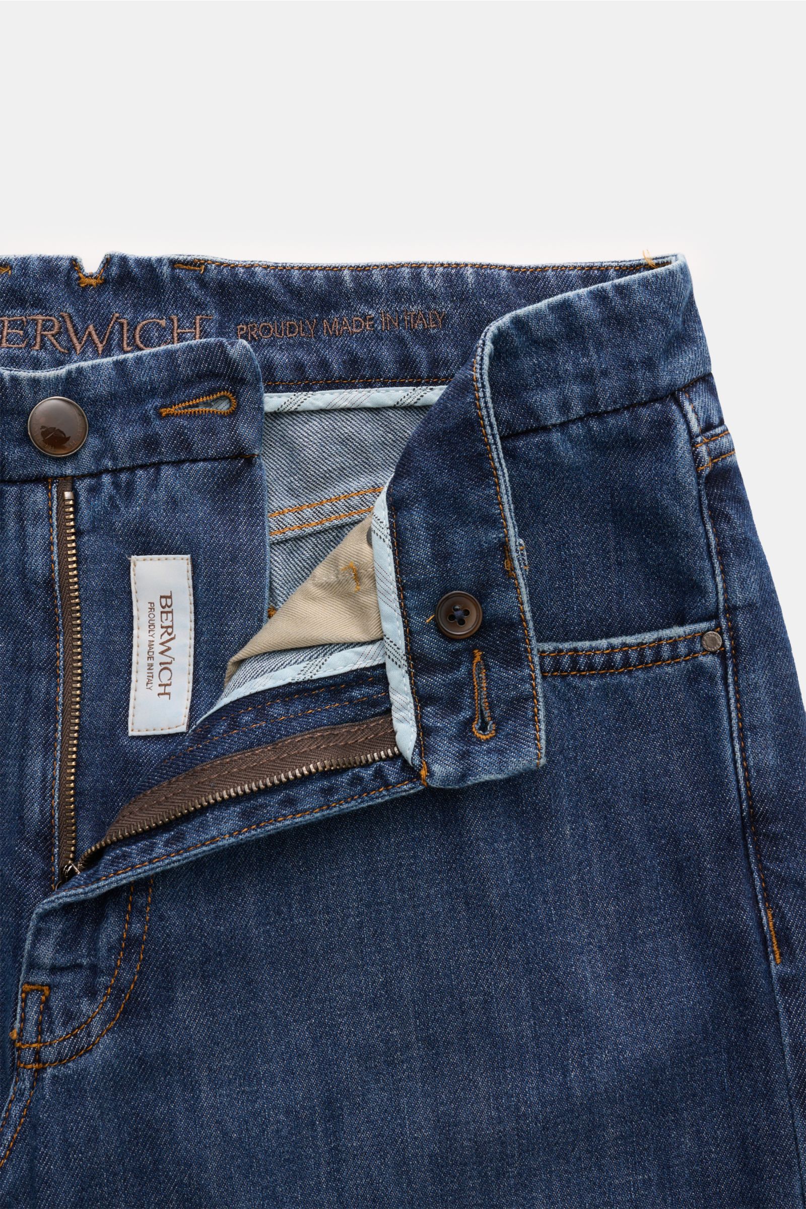 Close-up front view of Berwich Jeans 'Chiaia 5t-GD' dunkelblau with open zip fly, button, and visible label inside waistband.

Die Jeans 'Chiaia 5t-GD' von BERWICH überzeugt mit modernem Tapered Fit, leichtem Twill aus reiner Baumwolle und stilvoller L