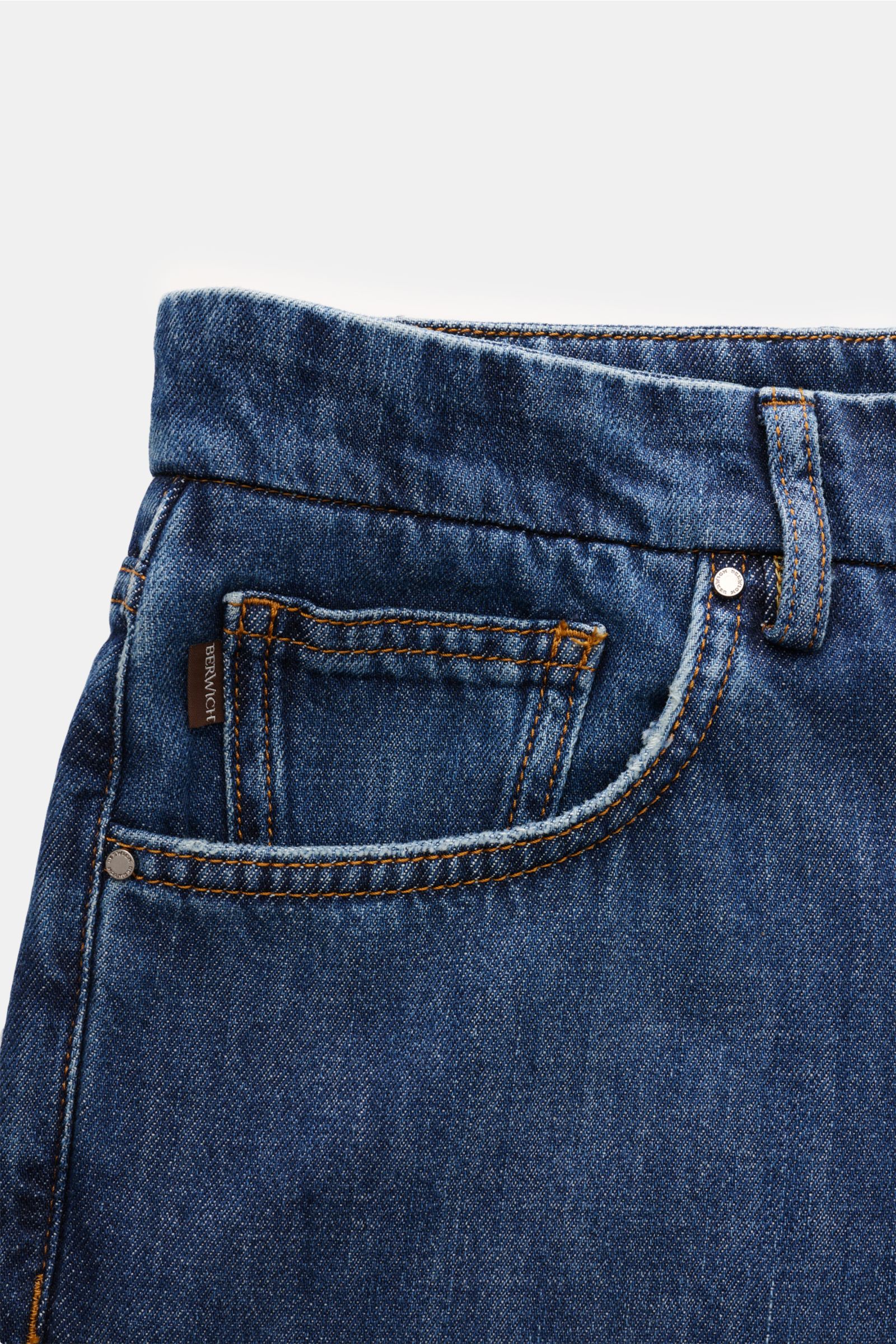 Berwich Jeans 'Chiaia 5t-GD' dunkelblau, Detailaufnahme von Bund und Taschen, reine Baumwolle, Tapered Fit, Five-Pocket-Stil, Lederpatch.