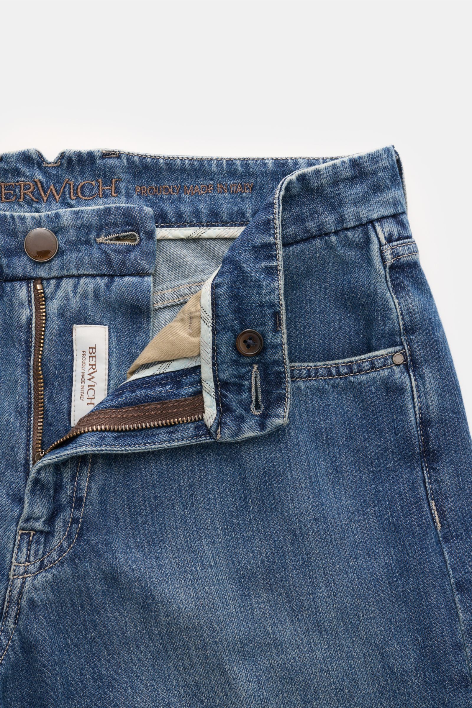 Berwich Jeans 'Chiaia 5t-GD' blau, Nahaufnahme der geöffneten Vorderseite mit Zip Fly, Five-Pocket-Stil, Tapered Fit aus reiner Baumwolle.