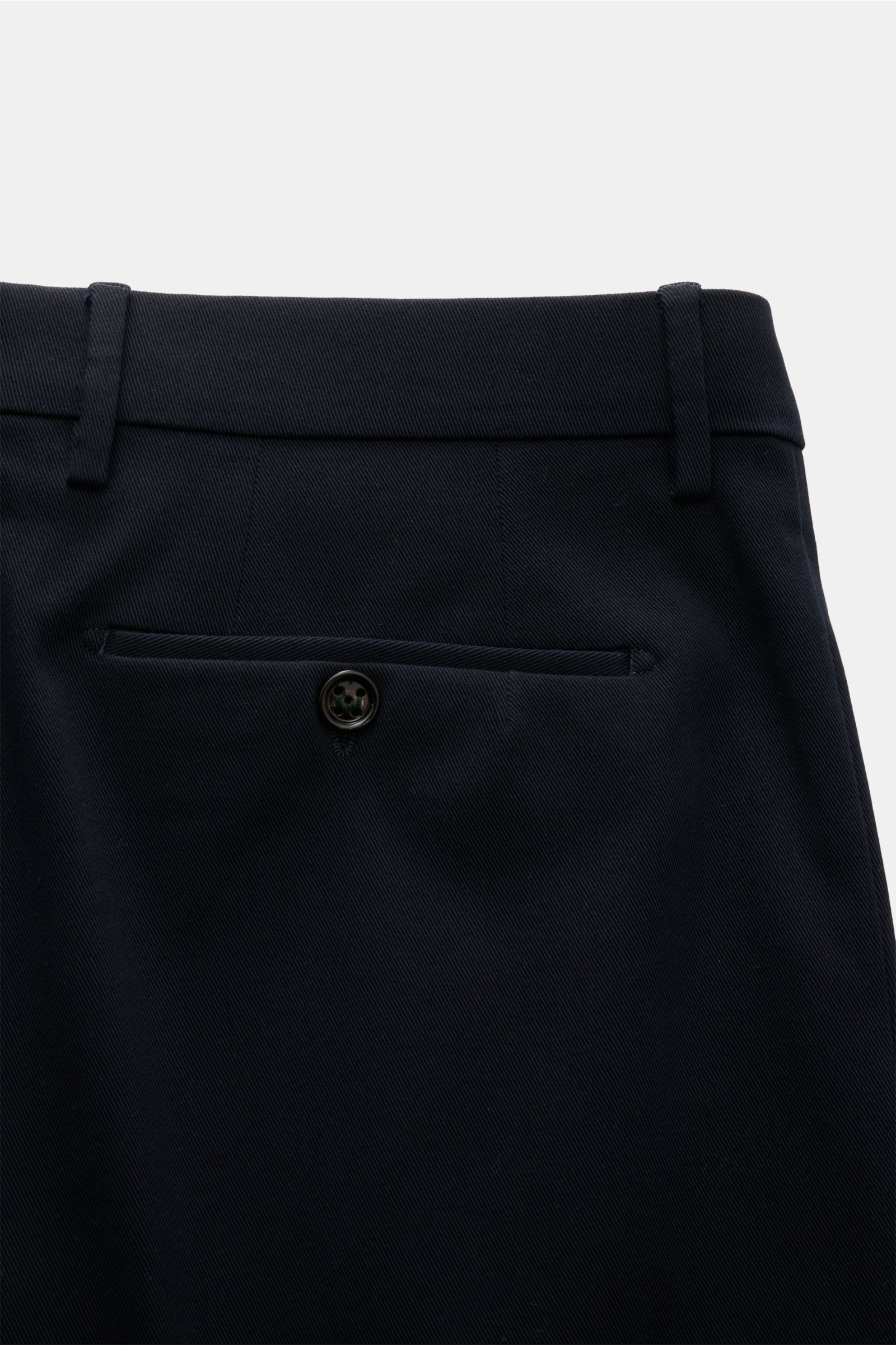 Back view close-up of Berwich Baumwollhose 'Retro Long' navy cotton twill slim fit pants with buttoned welt pocket, belt loops, and fine stitching. Die Hose 'Retro Long' aus Baumwolltwill von BERWICH vereint stilvollen Slim Fit mit feiner Bundfalte und