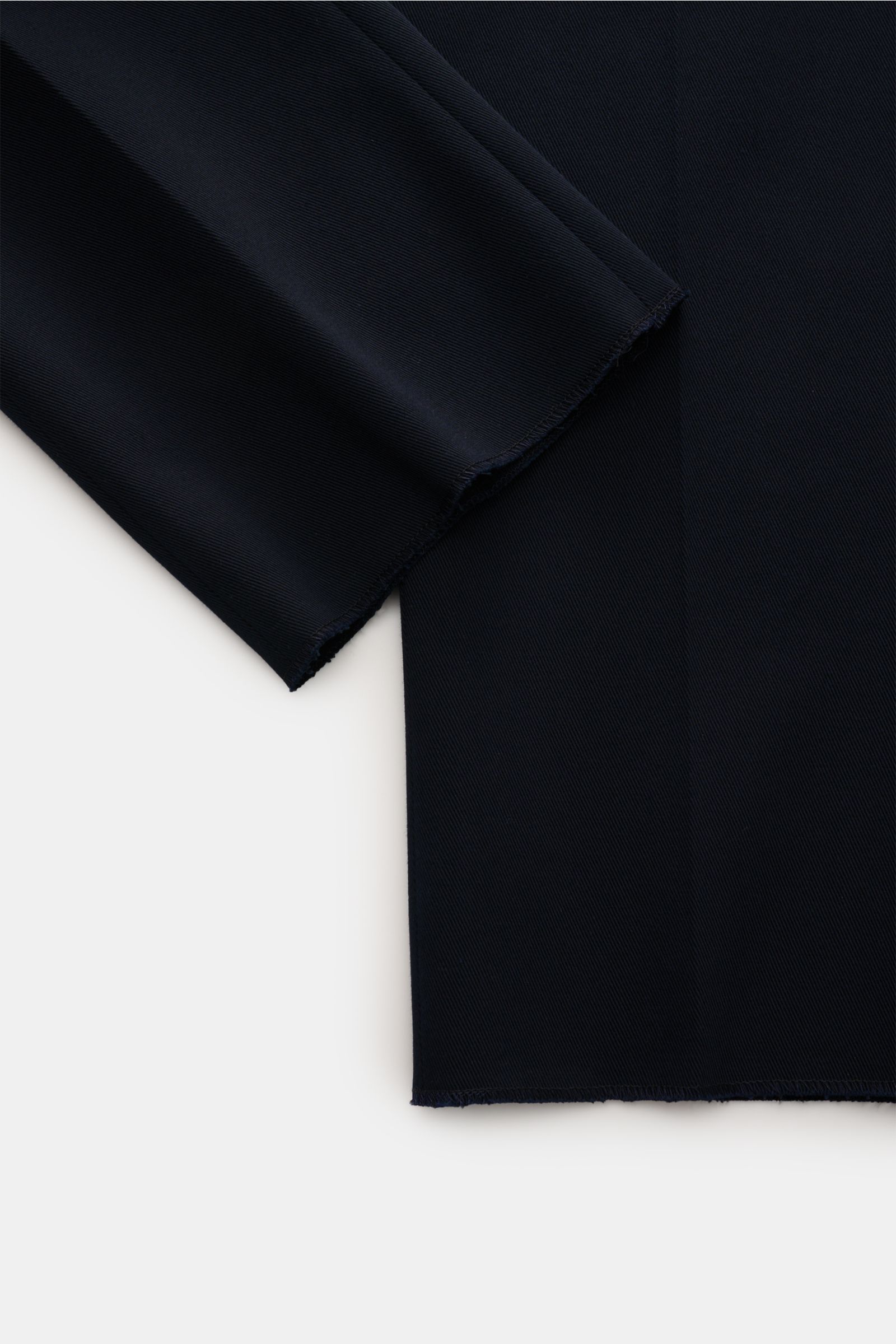 Berwich Baumwollhose 'Retro Long' navy shown from a close-up top-down view, highlighting the cotton twill fabric, slim fit, simple crease, and open hem. Die Hose 'Retro Long' aus Baumwolltwill von BERWICH vereint stilvollen Slim Fit mit feiner Bundfalte u