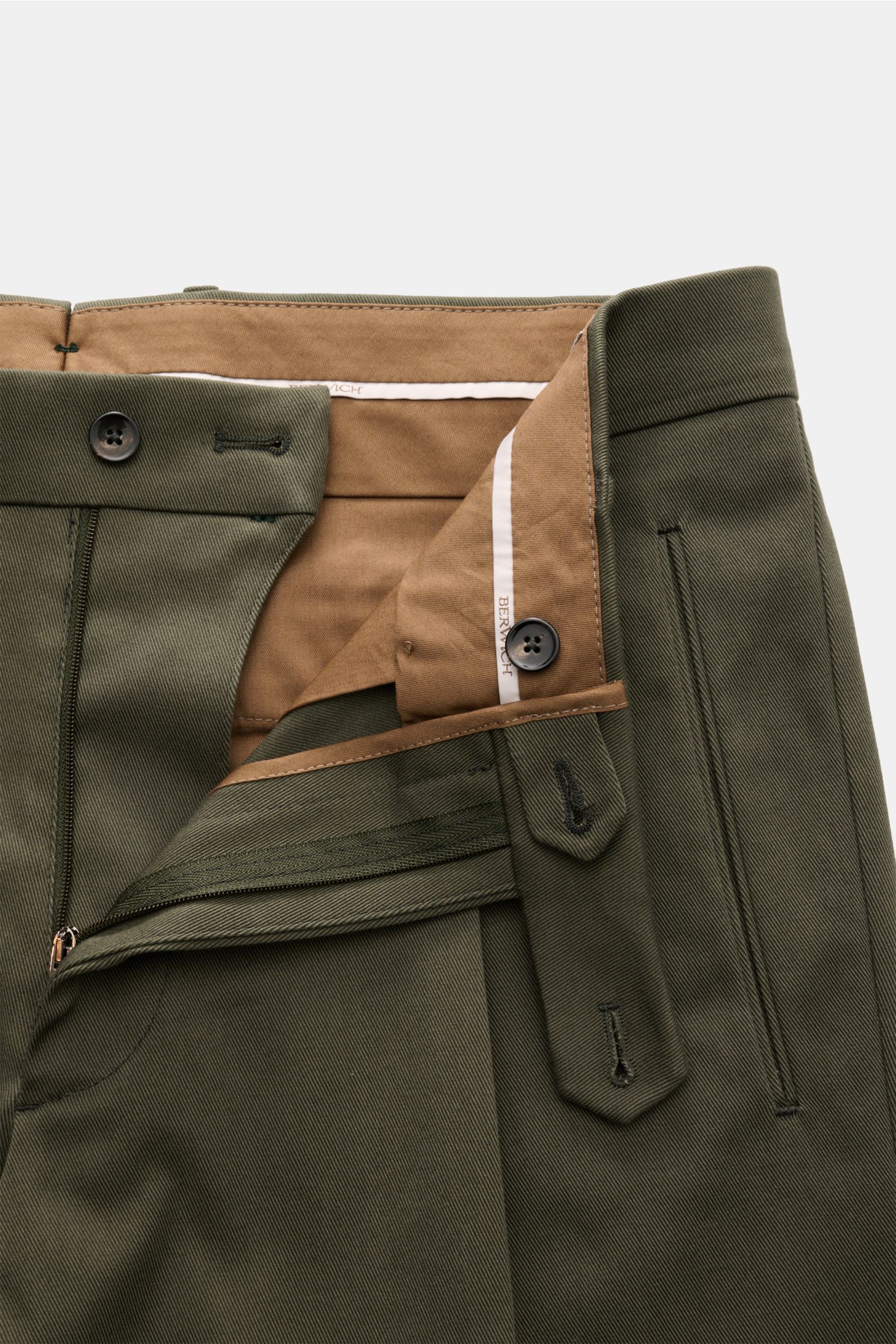 Berwich Baumwollhose 'Retro Long' dunkelgrün im Slim Fit mit Bundfalte, Reißverschluss, Knöpfen und französischen Taschen, Detailansicht von oben.