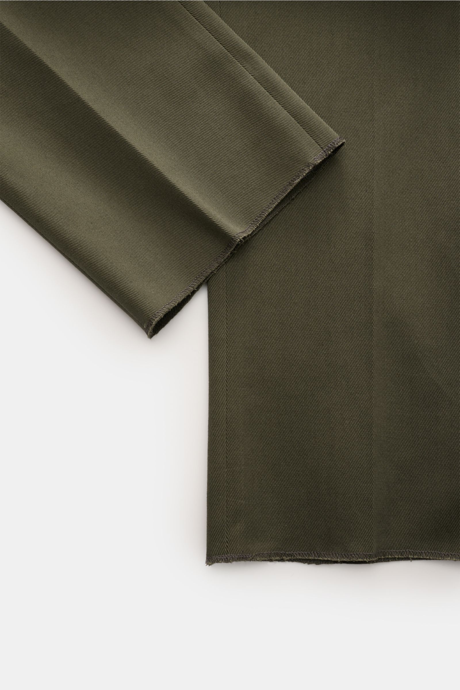 Berwich Baumwollhose 'Retro Long' dunkelgrün, Slim Fit aus Baumwolltwill, mit Bundfalte, französischen Taschen, Reißverschluss, seitliche Detailaufnahme.