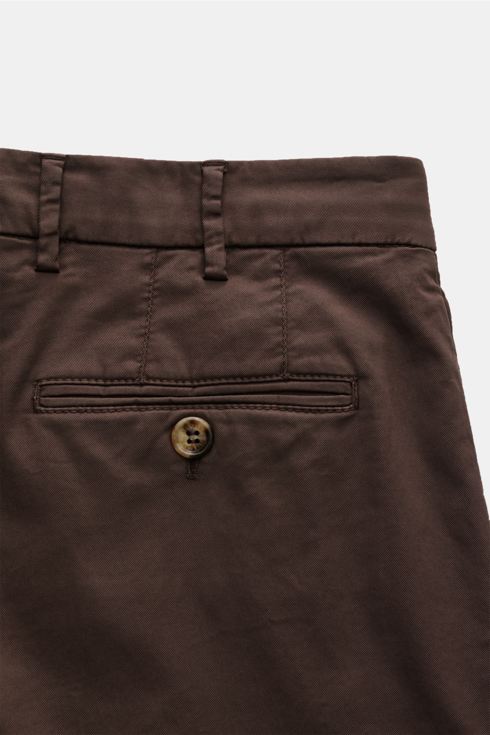 Brunello Cucinelli Chino 'Italian Fit' dunkelbraun shown from the back close-up, featuring buttoned welt pocket, belt loops. Die Chino im 'Italian Fit' des Luxuslabels BRUNELLO CUCINELLI ist ein vielseitig kombinierbarer Klassiker und begleitet Sie mit ge