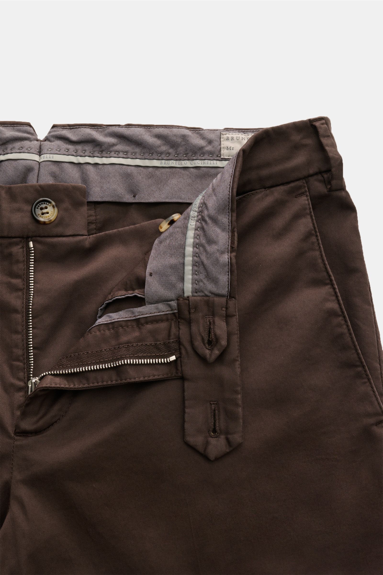 Close-up front view of Brunello Cucinelli Chino 'Italian Fit' dunkelbraun showing twill cotton fabric, zipper, button fly, and pocket details.  

Die Chino im 'Italian Fit' des Luxuslabels BRUNELLO CUCINELLI ist ein vielseitig kombinierbarer Klassiker 