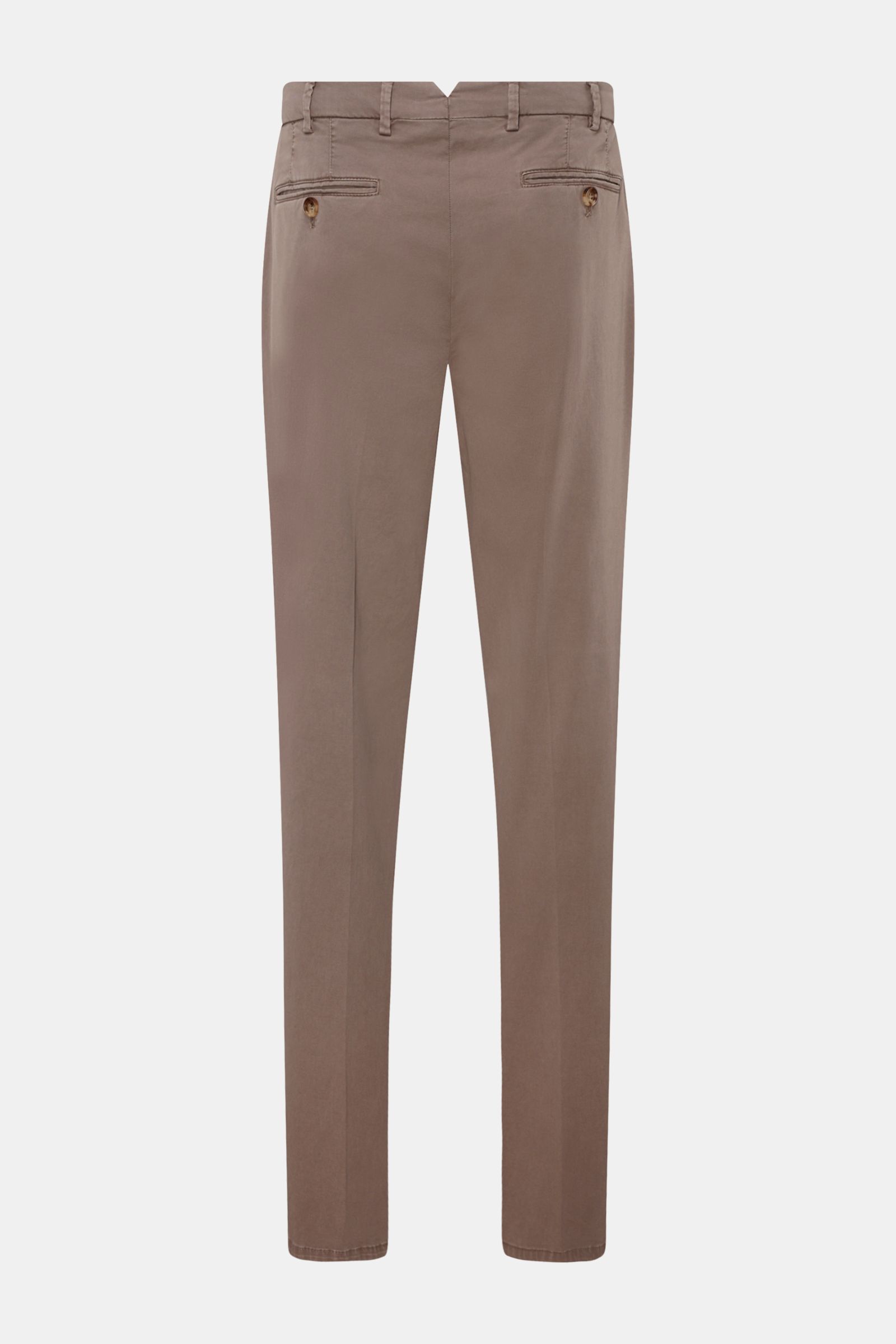 Brunello Cucinelli Chino 'Italian Fit' taupe shown from the back, slim tapered cotton twill with buttoned welt pockets. Die Chino im 'Italian Fit' des Luxuslabels BRUNELLO CUCINELLI ist ein vielseitig kombinierbarer Klassiker und begleitet Sie mit gewo