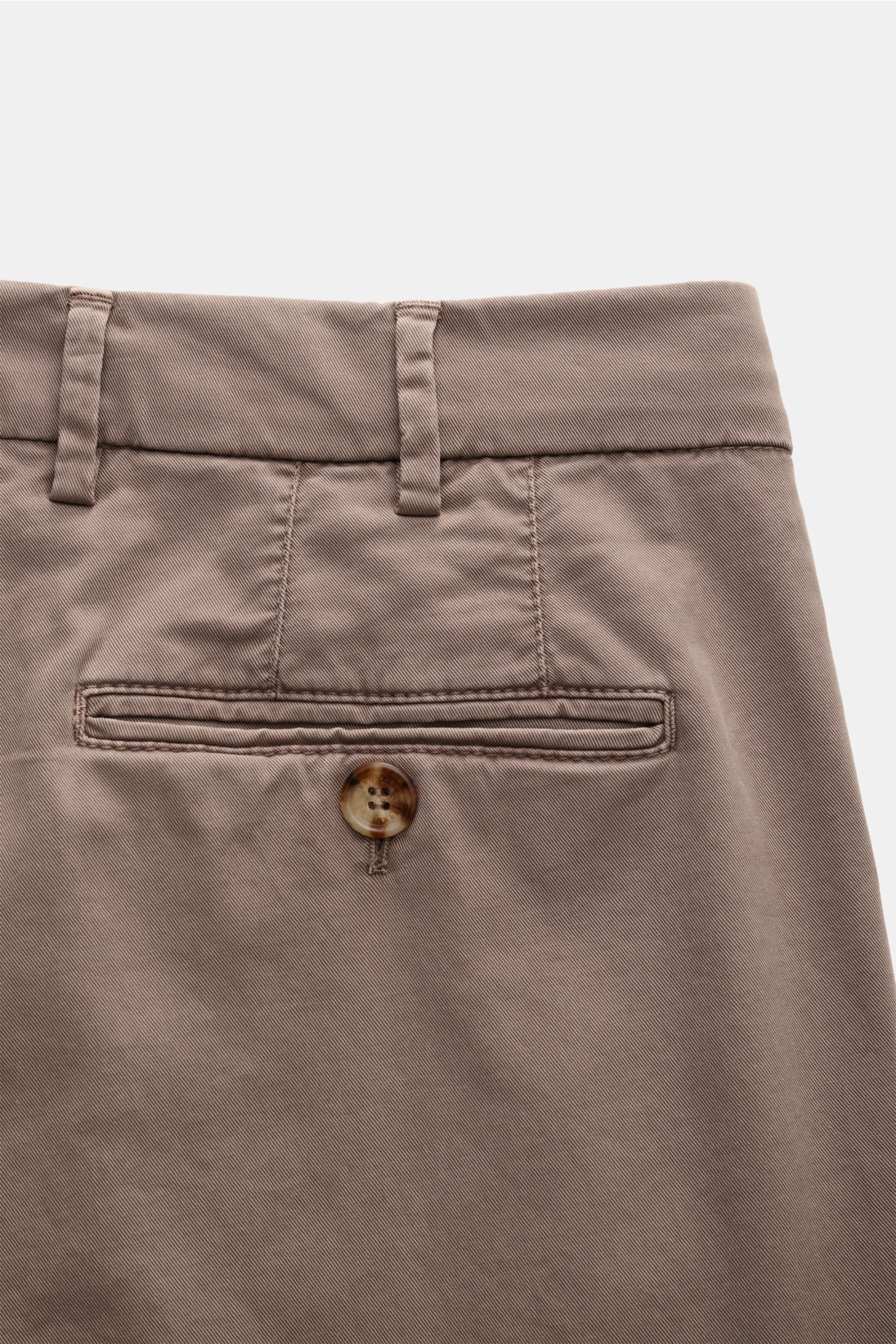 Close-up rear view of Brunello Cucinelli Chino 'Italian Fit' taupe, showing cotton twill fabric, buttoned back pocket, and belt loops. Die Chino im 'Italian Fit' des Luxuslabels BRUNELLO CUCINELLI ist ein vielseitig kombinierbarer Klassiker und begleit