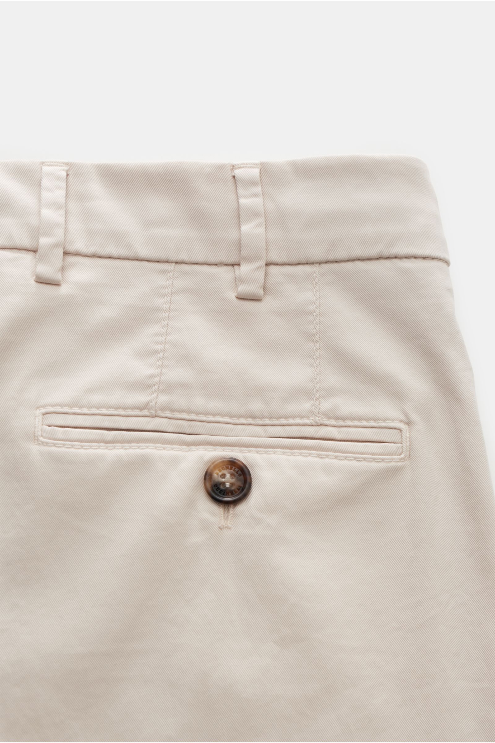 Close-up rear view of Brunello Cucinelli Chino 'Italian Fit' sand in soft cotton twill with a single buttoned back pocket, belt loops, and fine stitching. Die Chino im 'Italian Fit' des Luxuslabels BRUNELLO CUCINELLI ist ein vielseitig kombinierbarer K