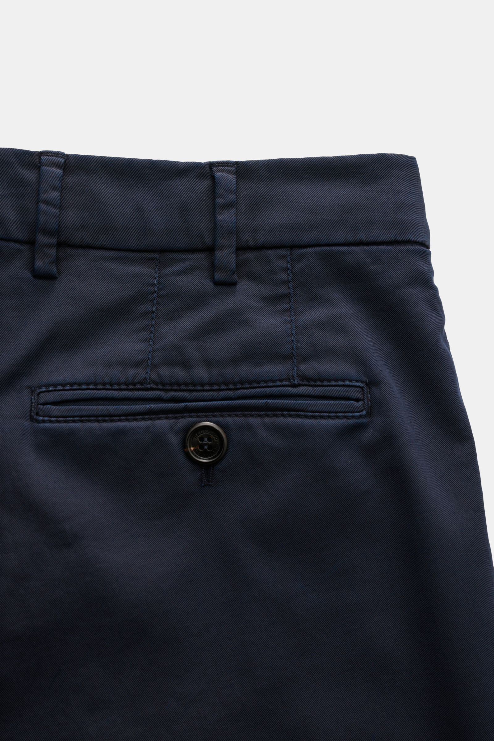 Brunello Cucinelli Chino 'Italian Fit' navy in Nahaufnahme von hinten, Baumwoll-Twill, Regular Fit, schmal zulaufend, Gesäßtasche mit Knopf.