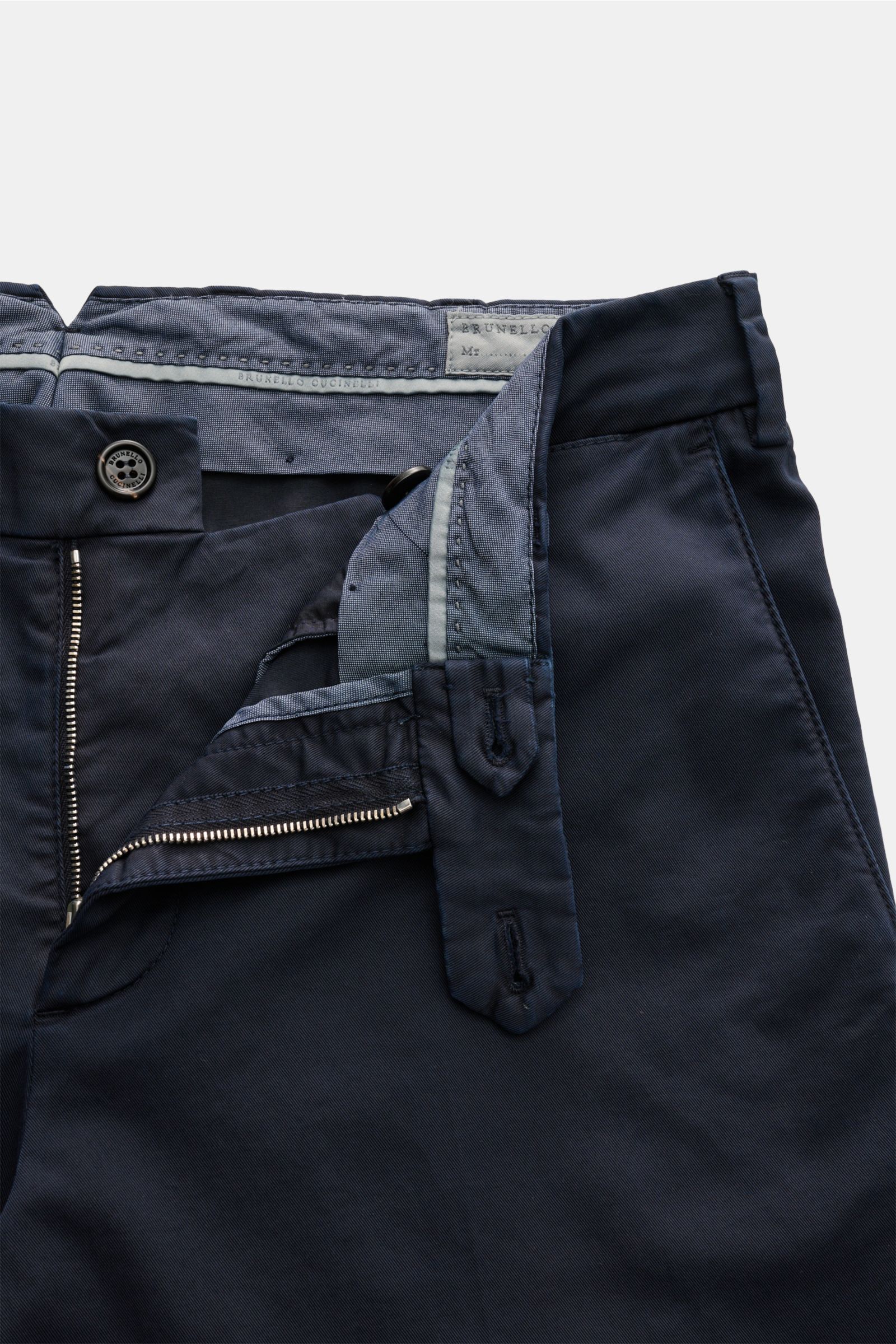 Brunello Cucinelli Chino 'Italian Fit' navy, Detailansicht von oben auf geöffneten Bund mit Reißverschluss, Knöpfen, französischen Taschen, weichem Baumwoll-Twill.