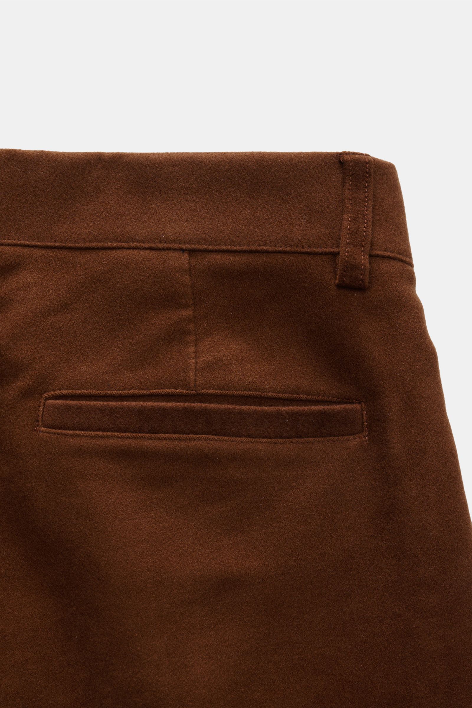 Doppiaa Hose 'Aantioco' braun aus softem Modal-Baumwoll-Fleece, Rückansicht mit Leistentasche, Regular Fit, gerader Schnitt, offener Saum.