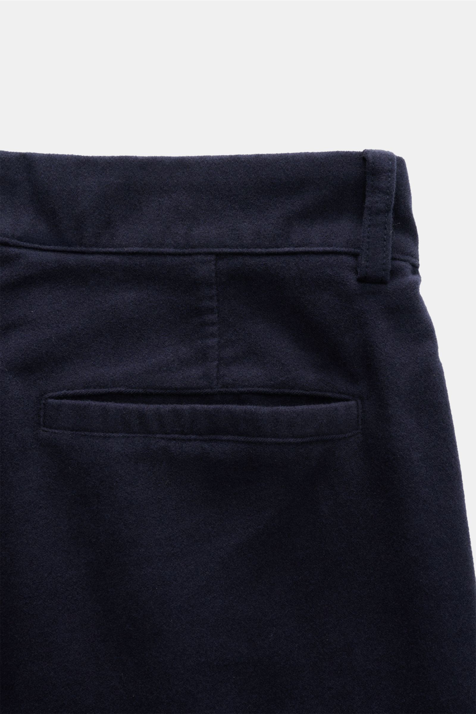 Doppiaa Hose 'Aantioco' navy, Detailaufnahme von hinten mit Leistentasche, softem Fleece aus Modal und Baumwolle, Regular Fit, gerader Schnitt.
