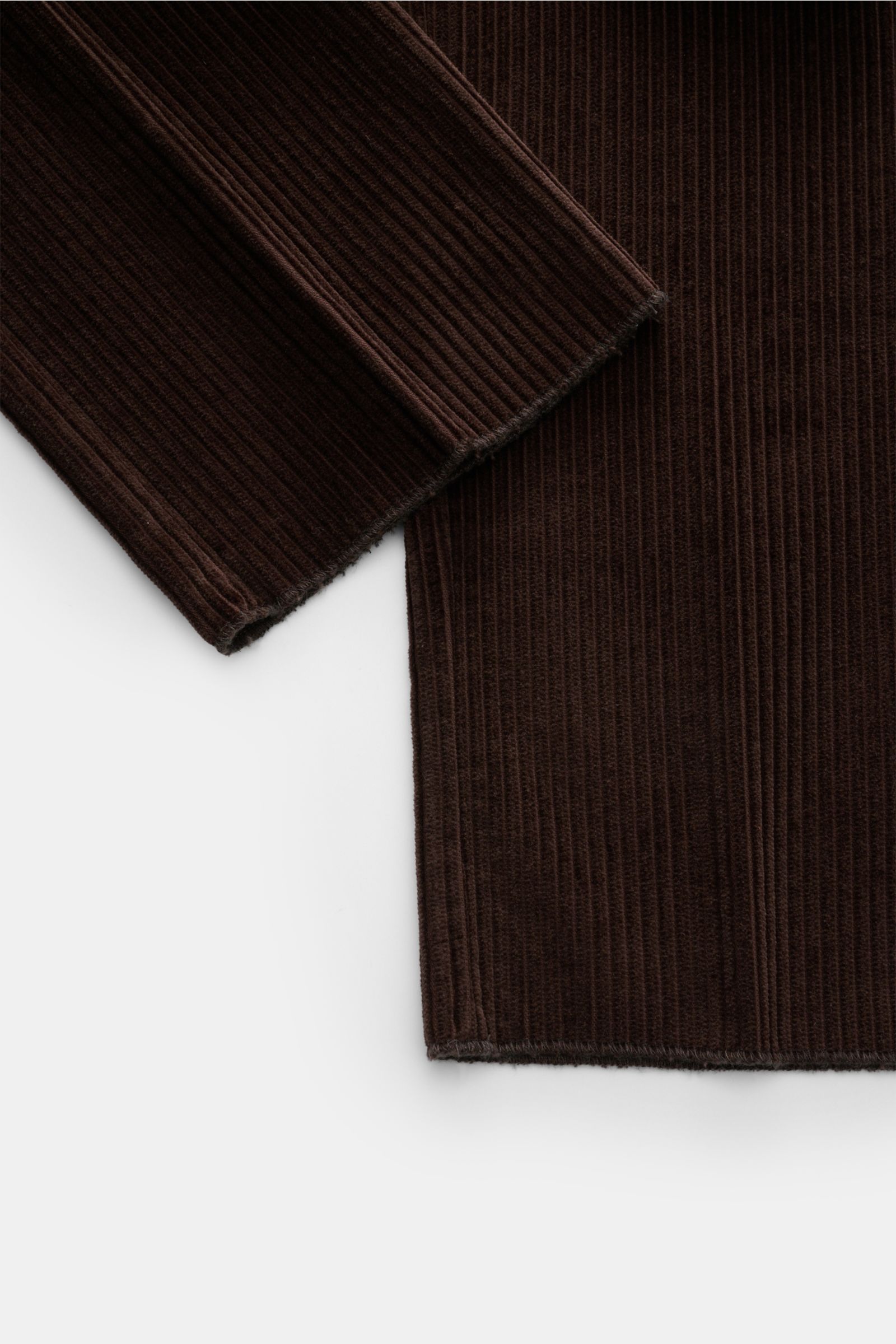 Nahaufnahme der offenen Beinenden der Doppiaa Cordhose 'Aantioco' dunkelbraun aus weichem Breitcord, Regular Fit mit geradem Schnitt, fotografiert von oben.