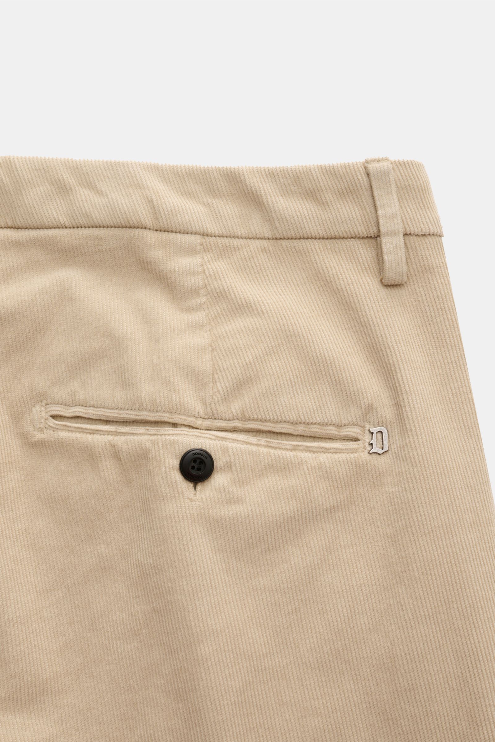 Dondup Cordhose 'Gaubert' beige aus feinem Baumwollcord mit leichtem Stretch, schmal zulaufend, Detailansicht Gesäßtasche mit Knopf und Metallinitial.