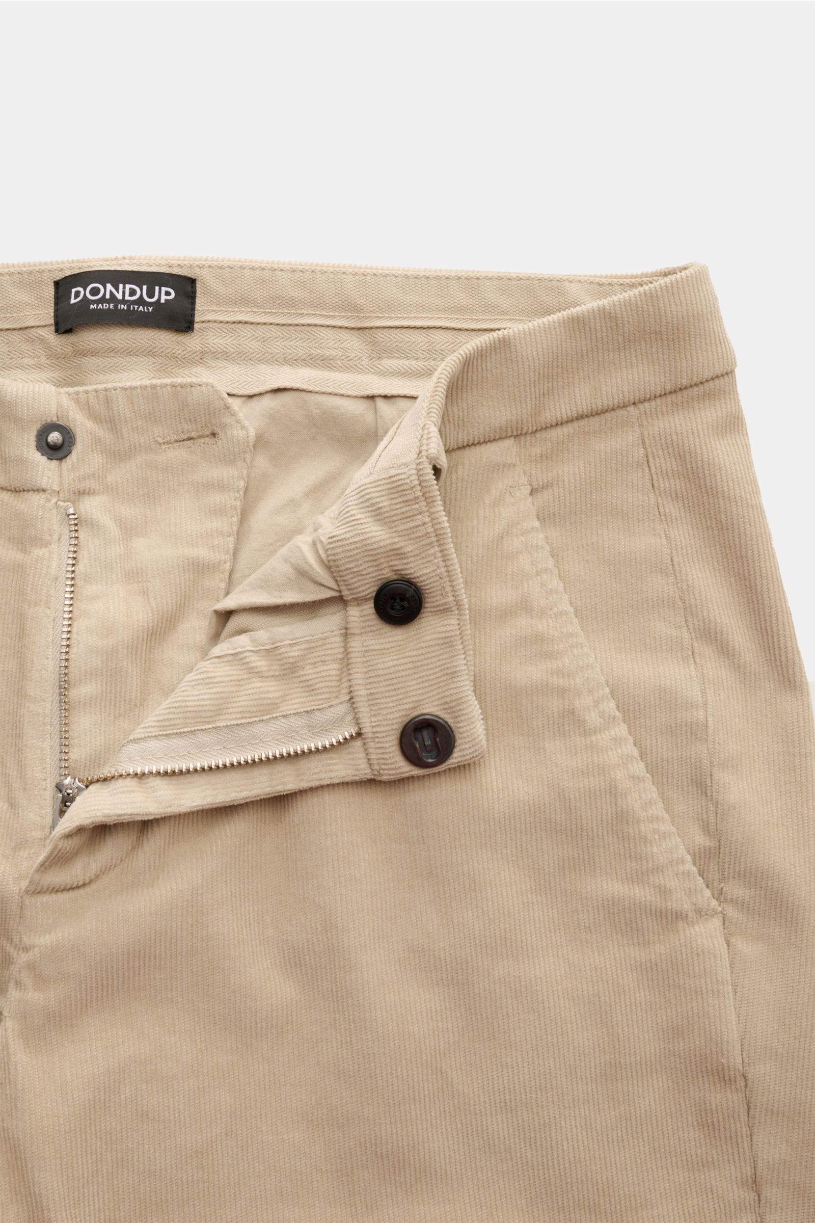 Dondup Cordhose 'Gaubert' beige aus feinem Baumwollcord mit leichtem Stretch, Slim Fit, Reißverschluss, Slide Button, französische Taschen, Detailaufnahme von vorne.