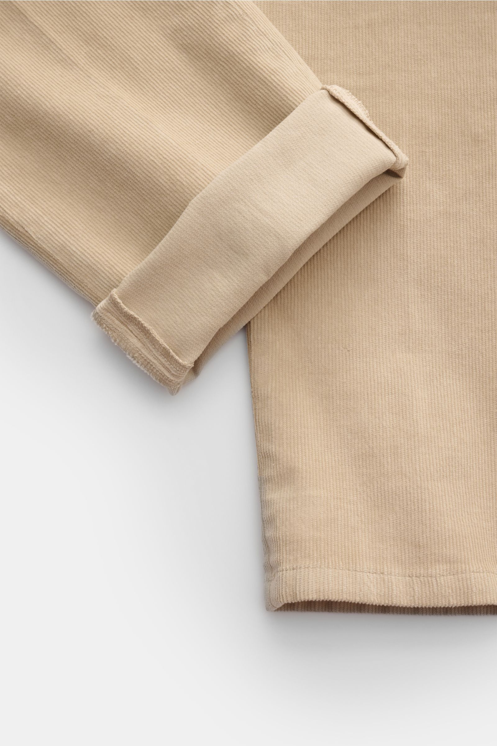 Dondup Cordhose 'Gaubert' beige aus feinem Baumwollcord mit leichtem Stretch, schmal zulaufend, Detailaufnahme der Beinabschlüsse von oben.