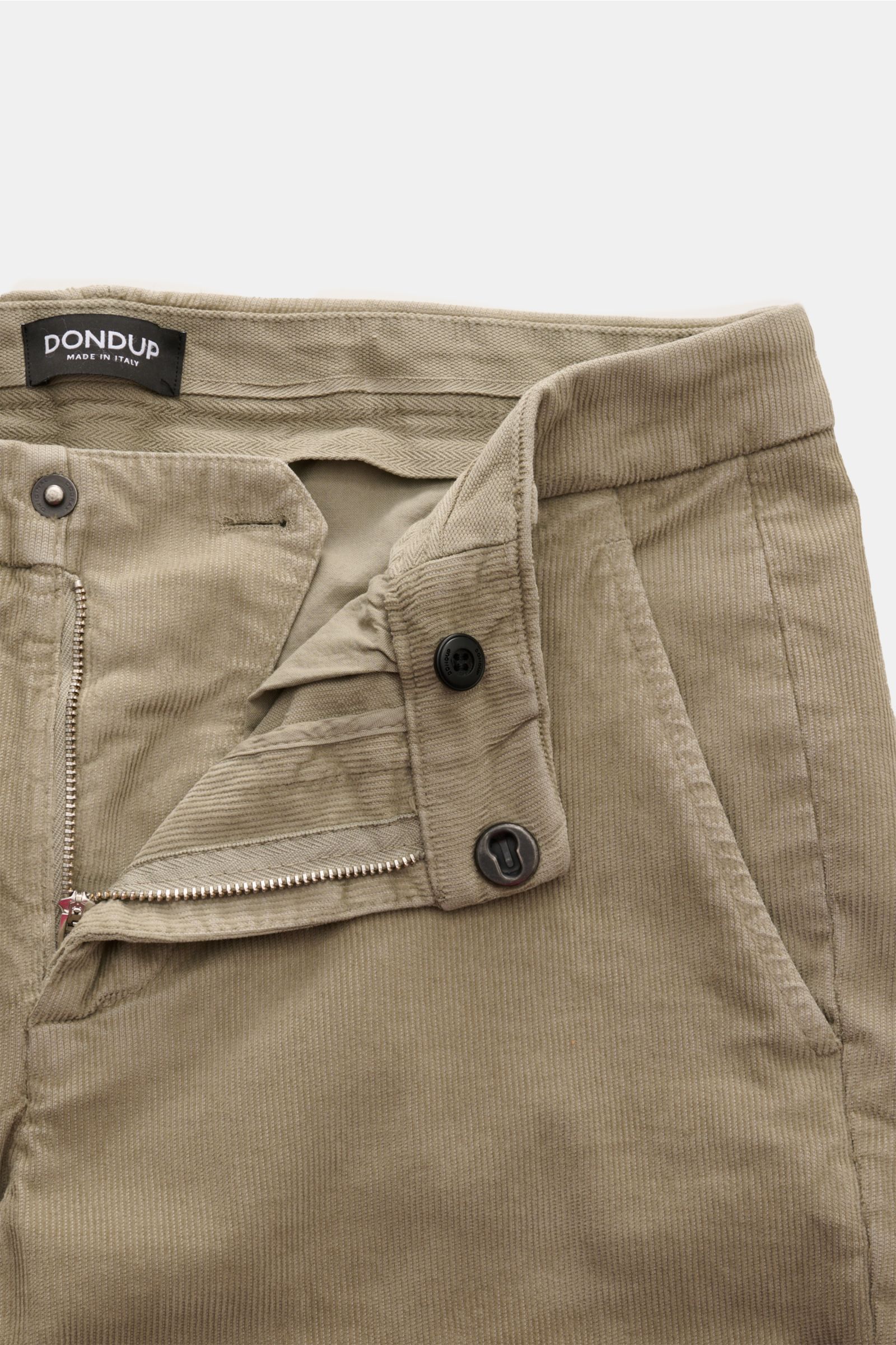 Dondup Cordhose 'Gaubert' taupe in Slim Fit, Feincord Baumwolle mit leichtem Stretch, Reißverschluss, Slide Button, französische Taschen, Detailfoto von oben.