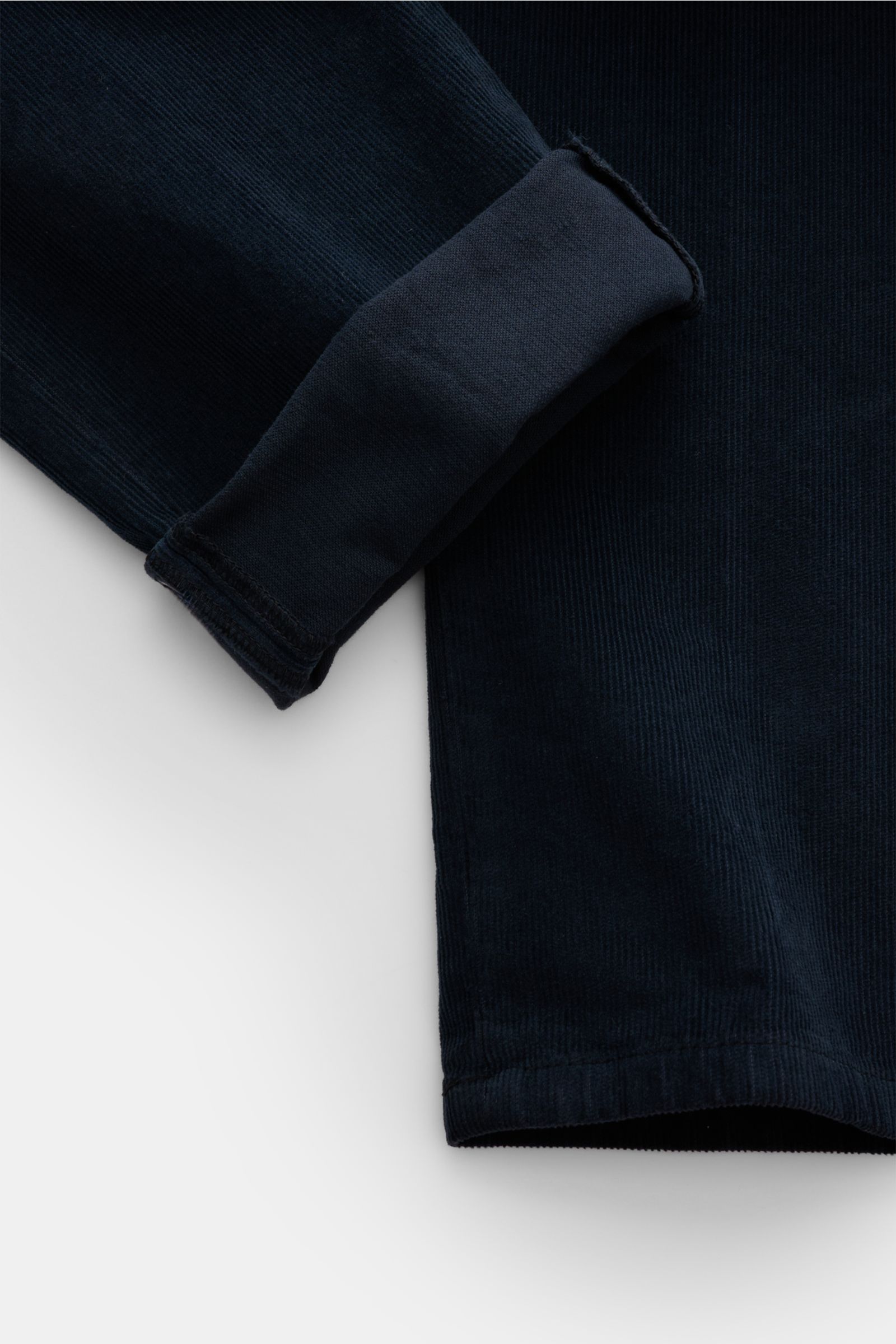 Dondup Cordhose 'Gaubert' navy aus feinem Baumwollcord mit leichtem Stretch, weichem Griff, Slim Fit, schmal zulaufend, Detailaufnahme vom Beinabschluss.