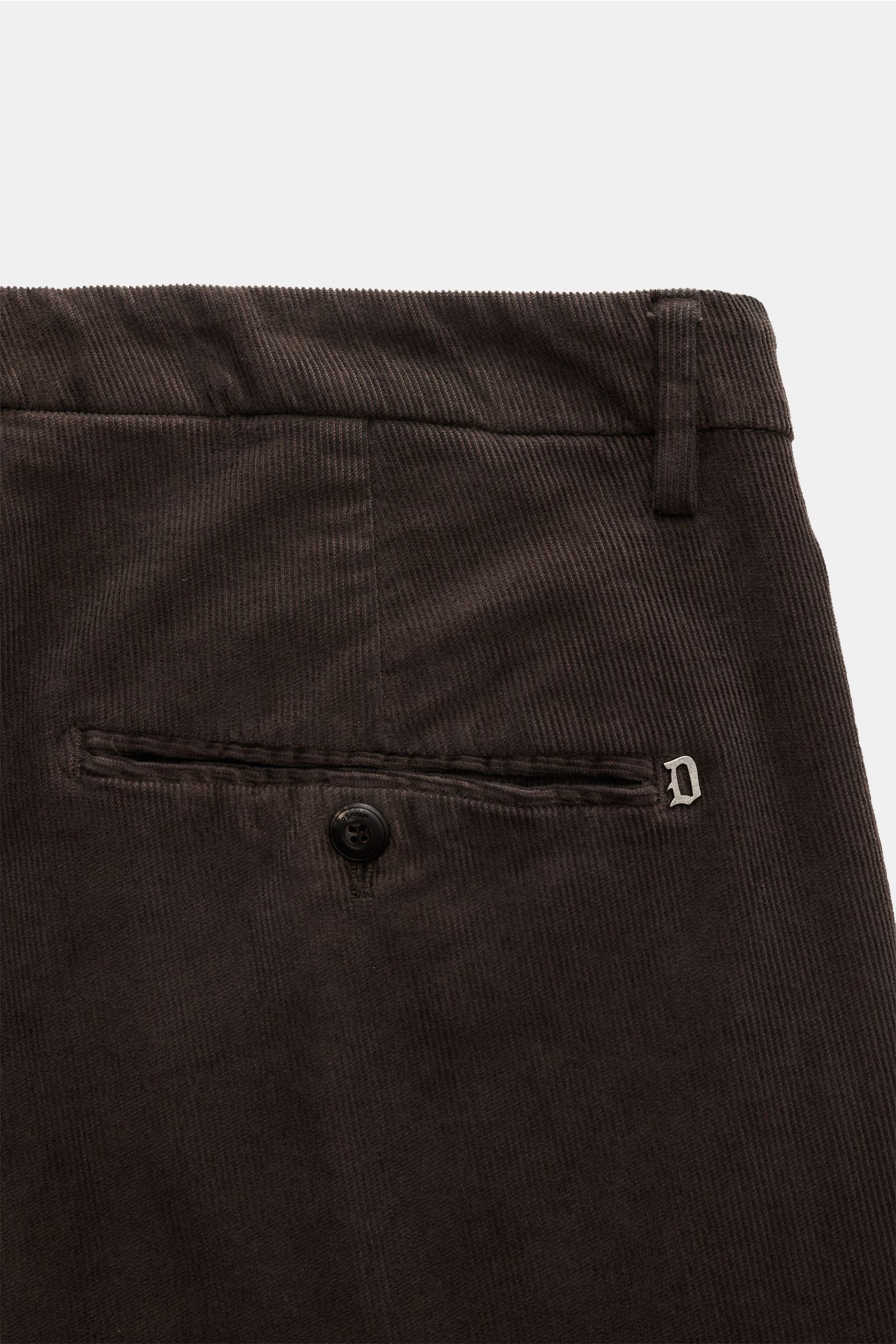 Dondup Cordhose 'Gaubert' braun aus feinem Baumwollcord mit leichtem Stretch, schmal zulaufend, Detailaufnahme der Gesäßtasche mit Knopf und Metallinitial.