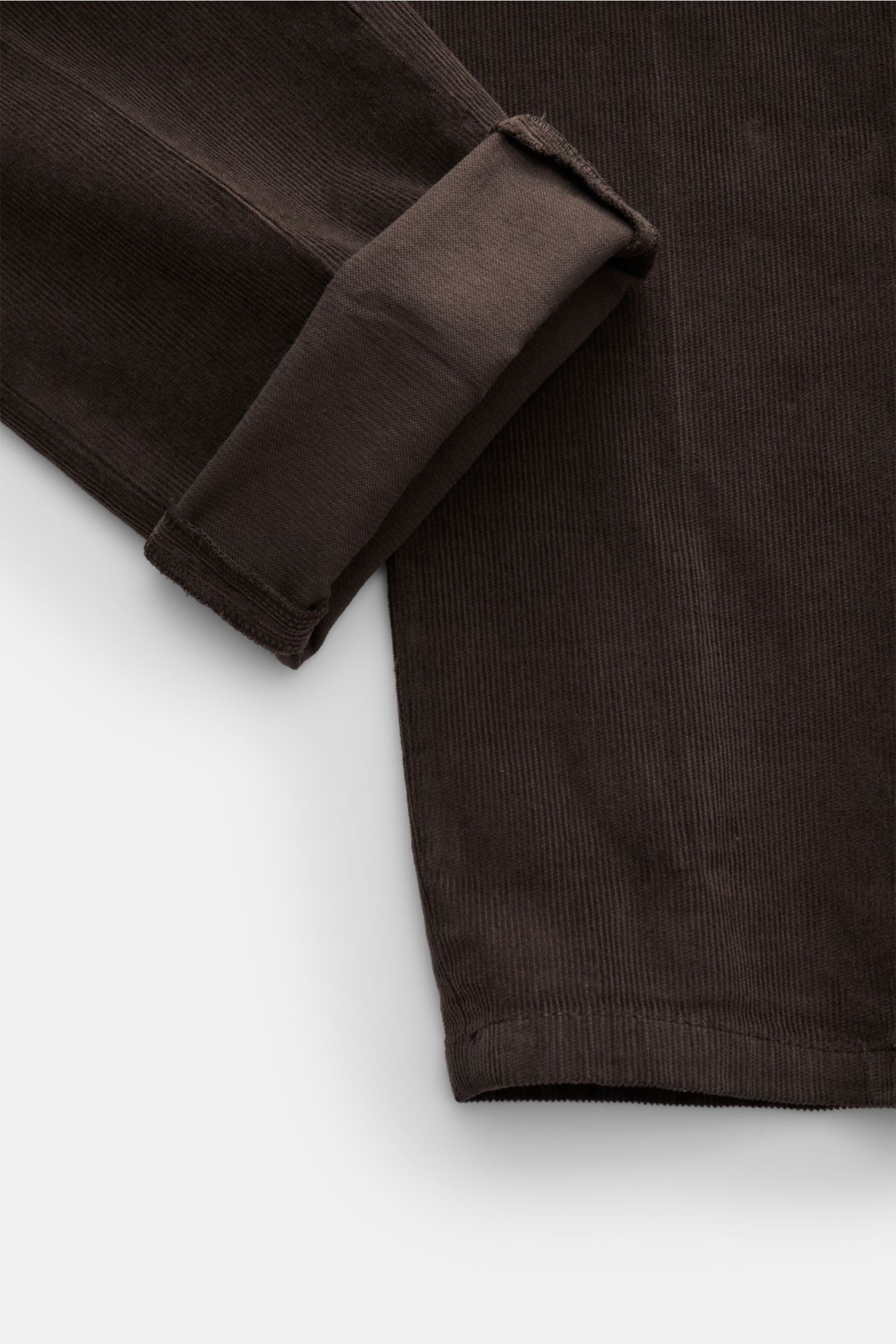 Dondup Cordhose 'Gaubert' braun aus feinem Baumwoll-Cord mit leichtem Stretch, weichem Griff, Slim Fit, Detailansicht Bein und Saum, seitliche Perspektive.