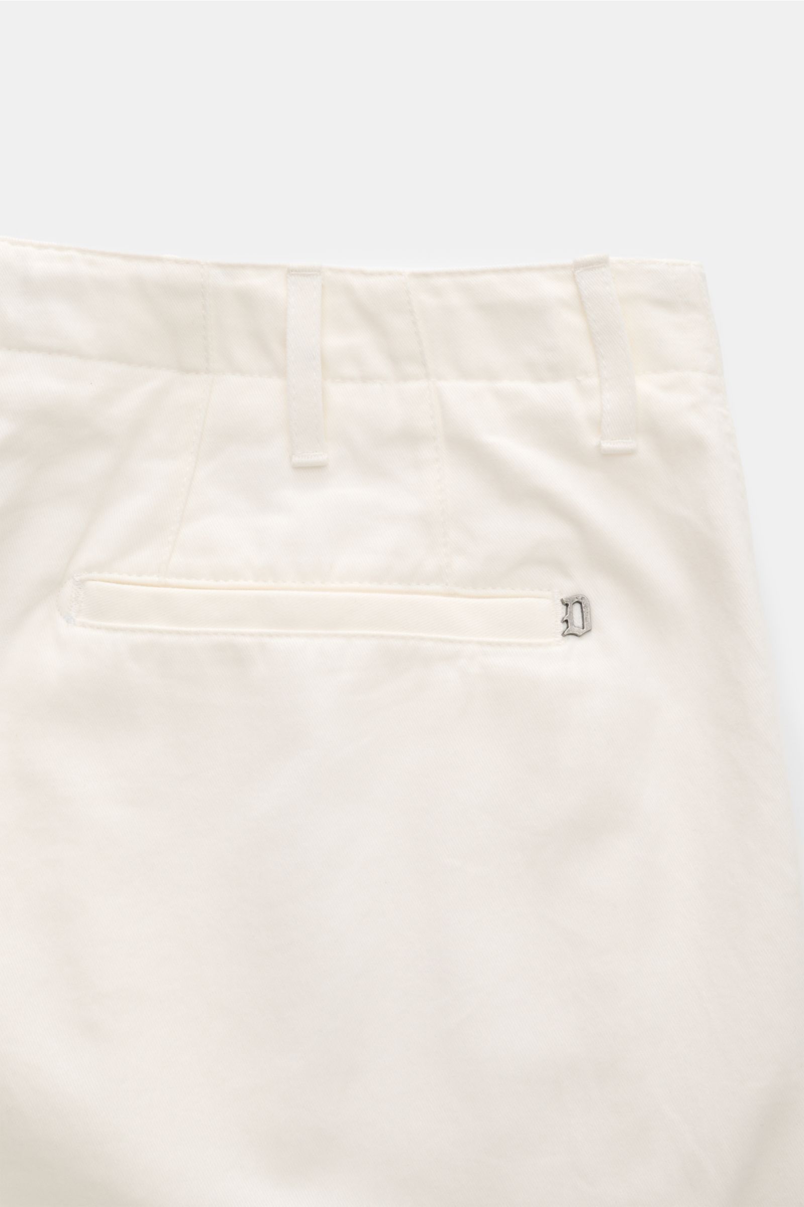 Dondup Baumwollhose 'Zyan' offwhite, Detailaufnahme von hinten, weicher Baumwollvelours, Tapered Fit, kurzer Schnitt, Metall-Initial, französische Taschen.