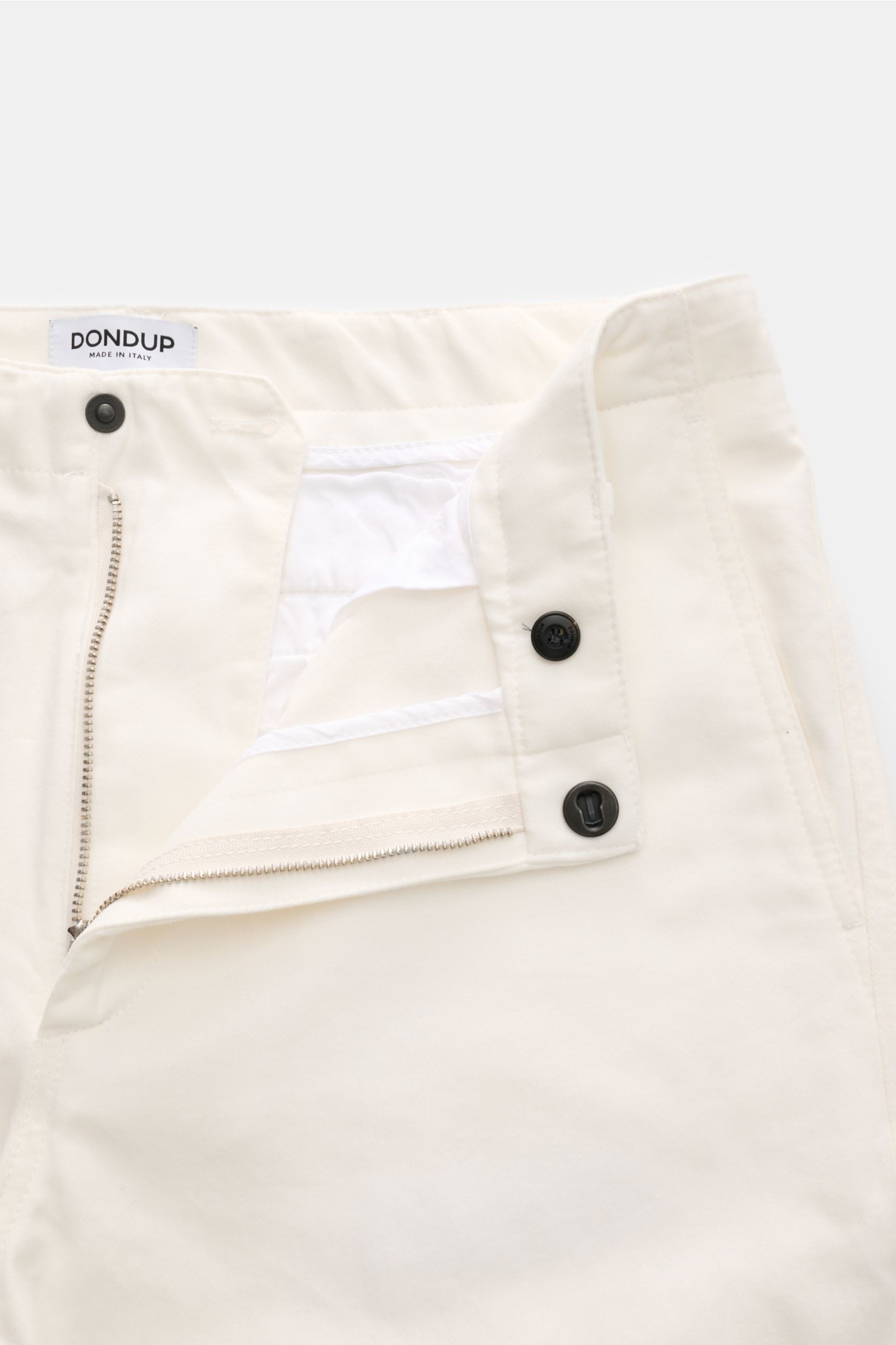 Dondup Baumwollhose 'Zyan' offwhite, Frontdetail mit offenem Reißverschluss, Slide Button, französischen Taschen, weichem Baumwollvelours.