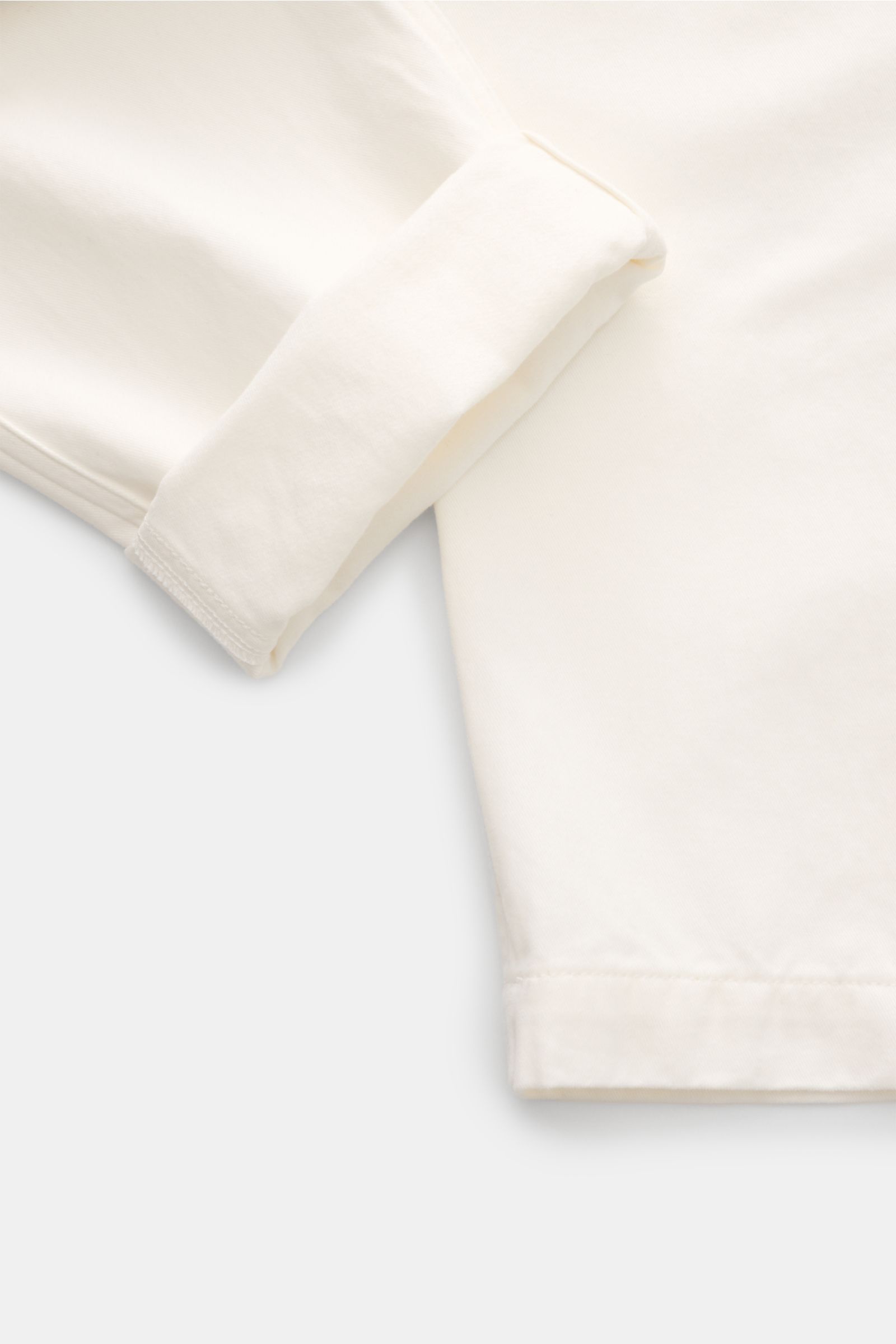 Dondup Baumwollhose 'Zyan' offwhite, im Detail von oben fotografiert, weiches Baumwollvelours, kurzer konischer Tapered Fit, samtiger Griff, französische Taschen.