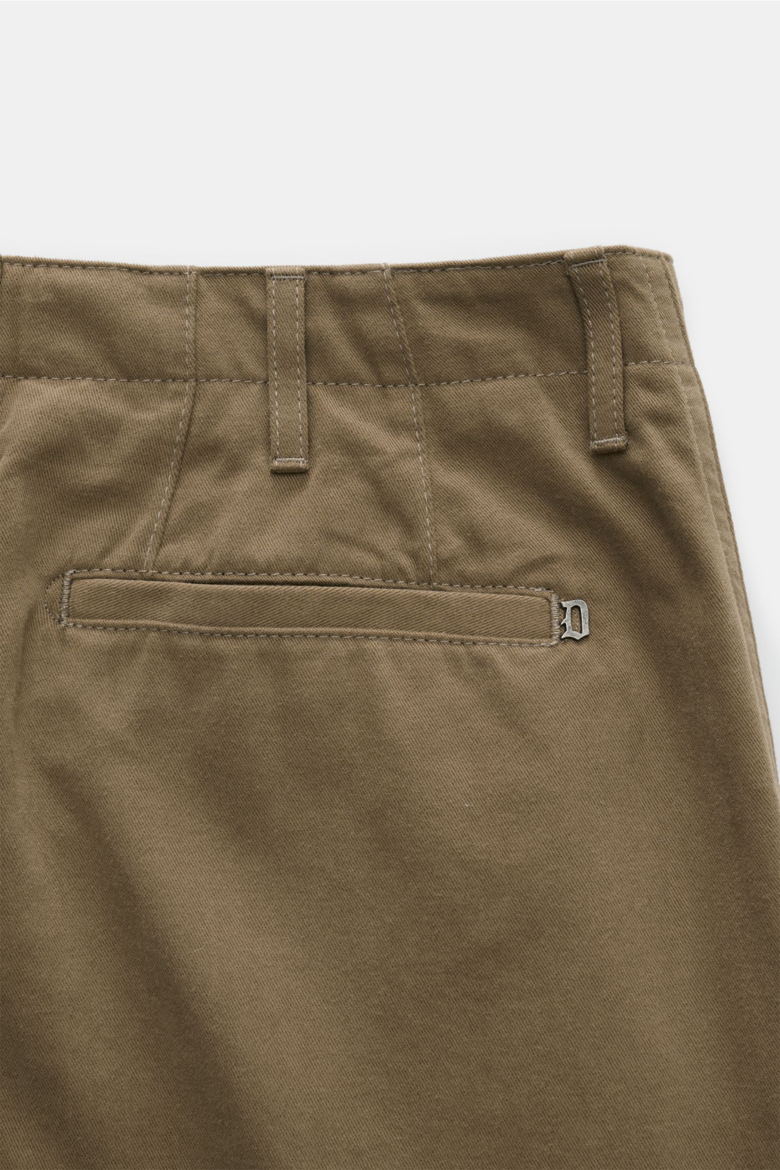 Dondup Baumwollhose 'Zyan' braun, Detailansicht der rückseitigen paspelierten Tasche mit Metall-Initial, weicher Baumwollvelours, Tapered Fit.