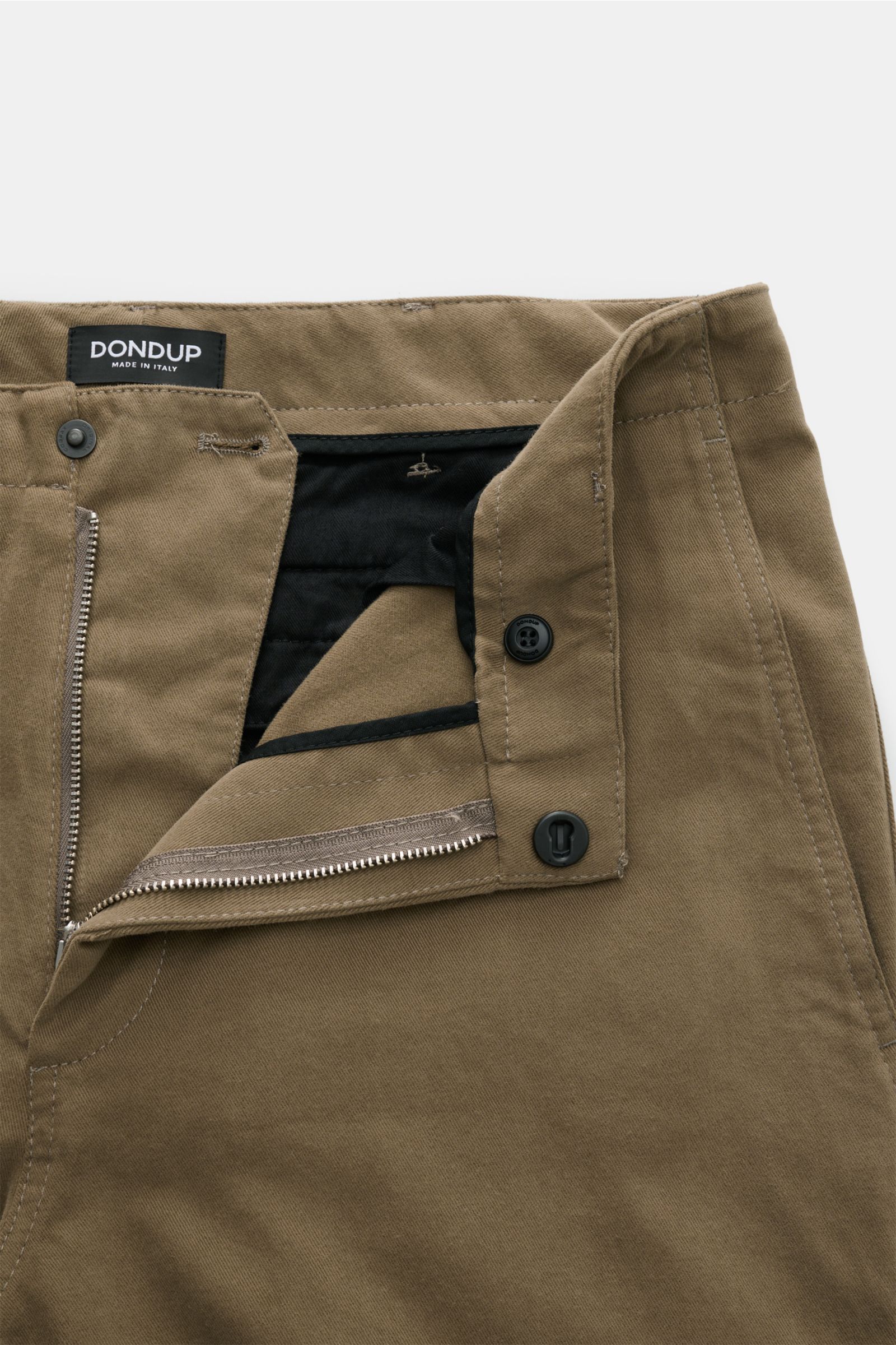 Dondup Baumwollhose 'Zyan' braun, Detailansicht von vorne oben mit geöffnetem Reißverschluss, weiches Baumwollvelours, Tapered Fit.