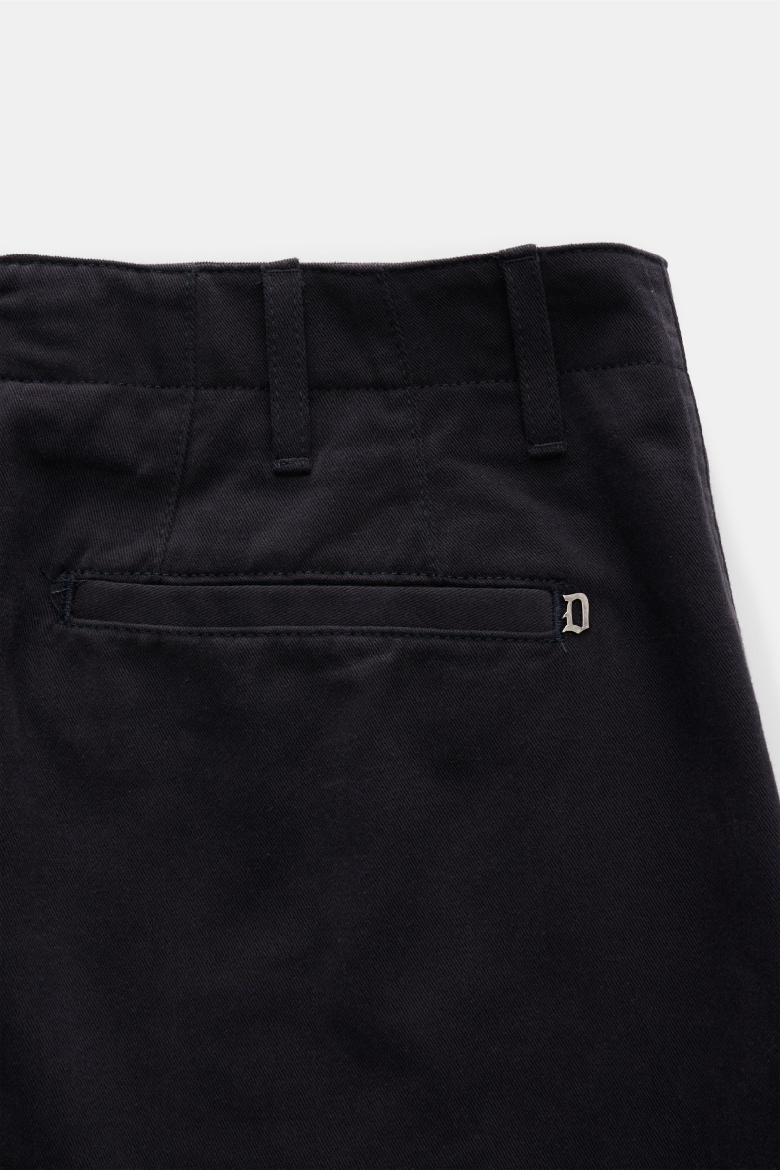 Dondup Baumwollhose 'Zyan' navy, Detailansicht von hinten oben, Baumwollvelours, Tapered Fit, kurzer Schnitt, Metall-Initial, paspelierte Gesäßtasche.