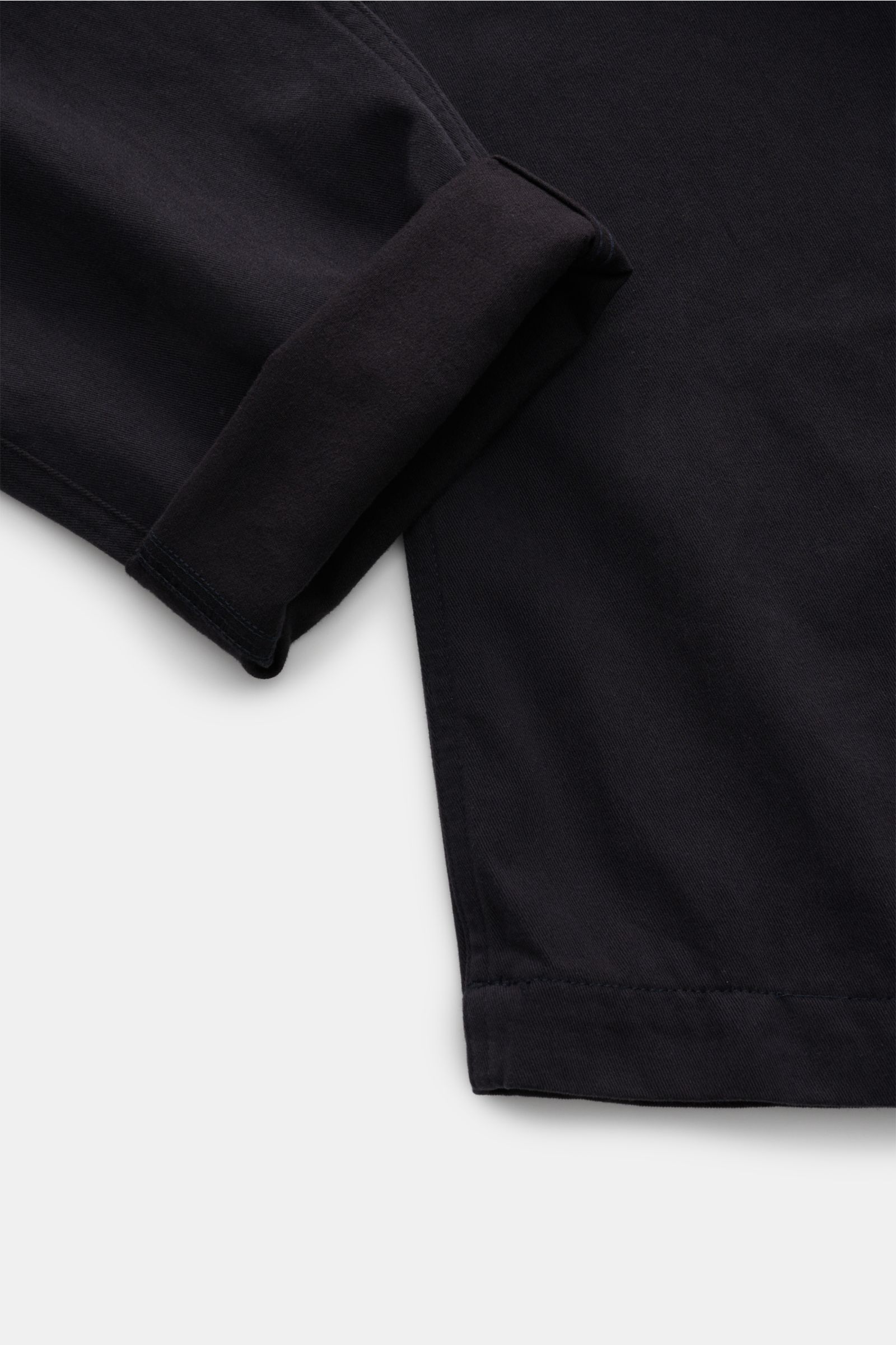 Dondup Baumwollhose 'Zyan' navy aus weichem Baumwollvelours, Tapered Fit, kurzer Schnitt, Detailaufnahme vom Saum und Beinumschlag.