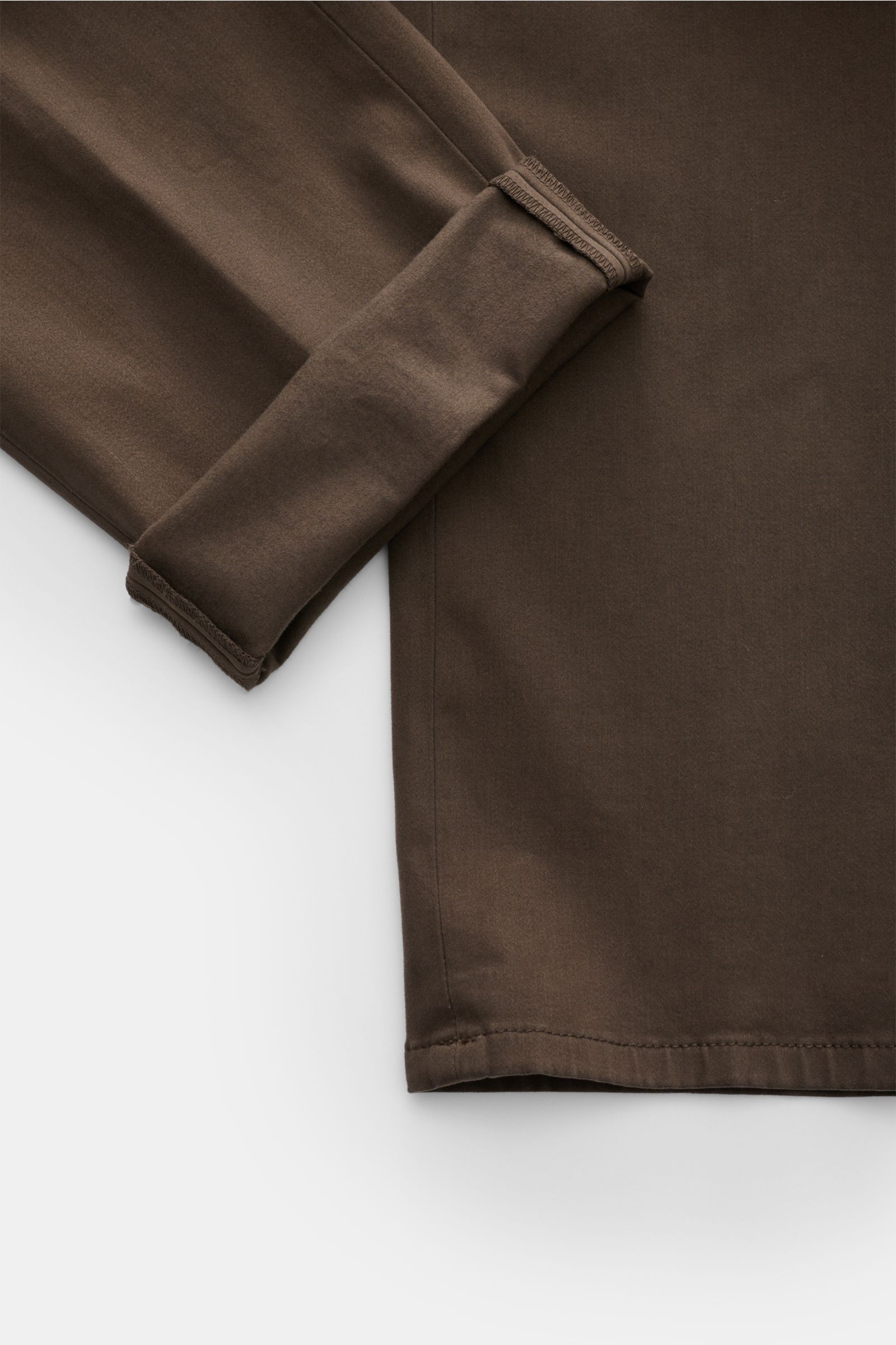 Dondup Hose 'Gaubert' graubraun, schmal geschnittene Baumwollhose mit elastischem Stoff, weichem Griff, Detailansicht Bein und Saum von oben.