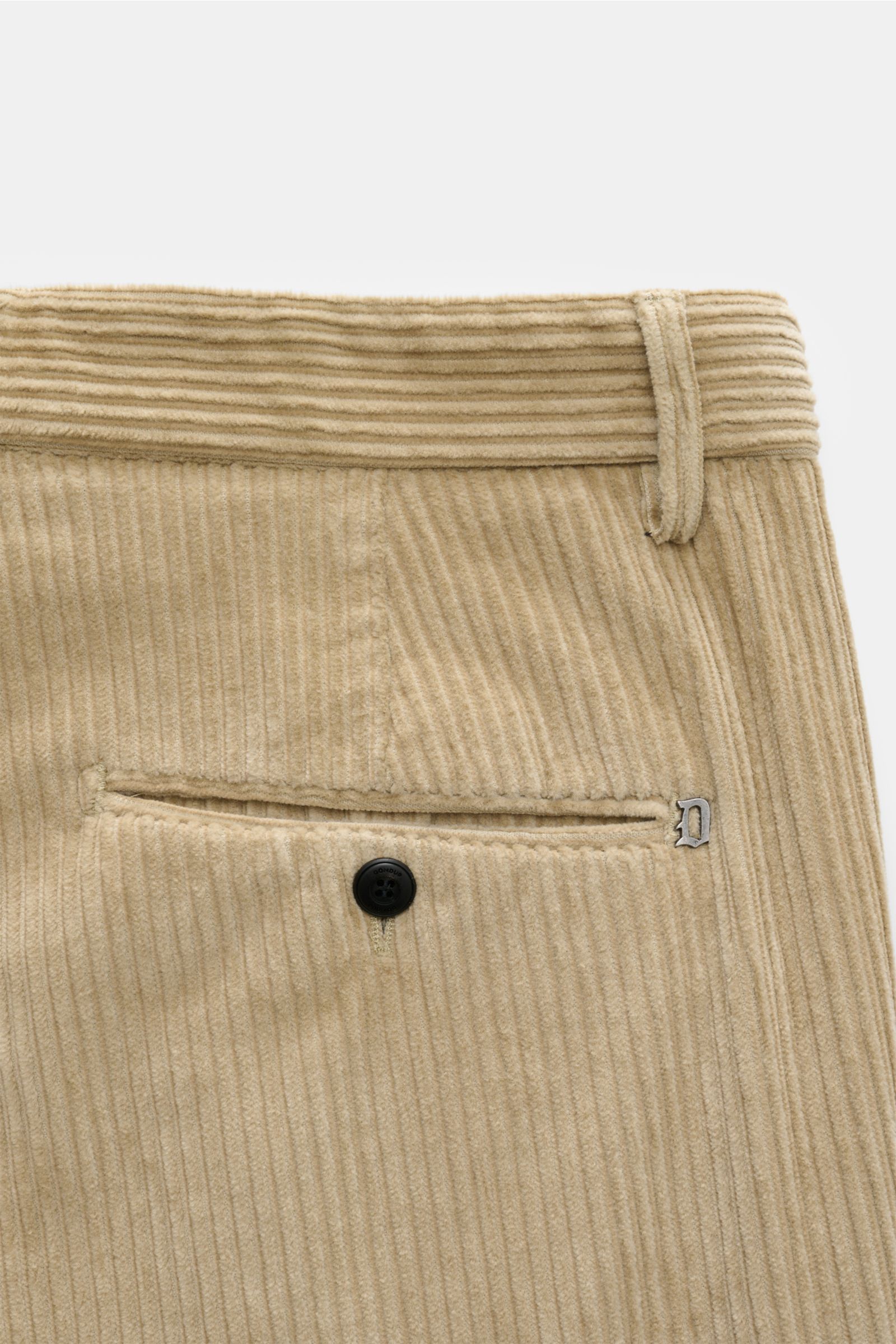 Dondup Cordhose 'Gaubert' beige in Nahaufnahme von hinten, Breitcord aus Baumwolle mit Stretch, Gesäßtasche mit Knopf und Metallinitial.