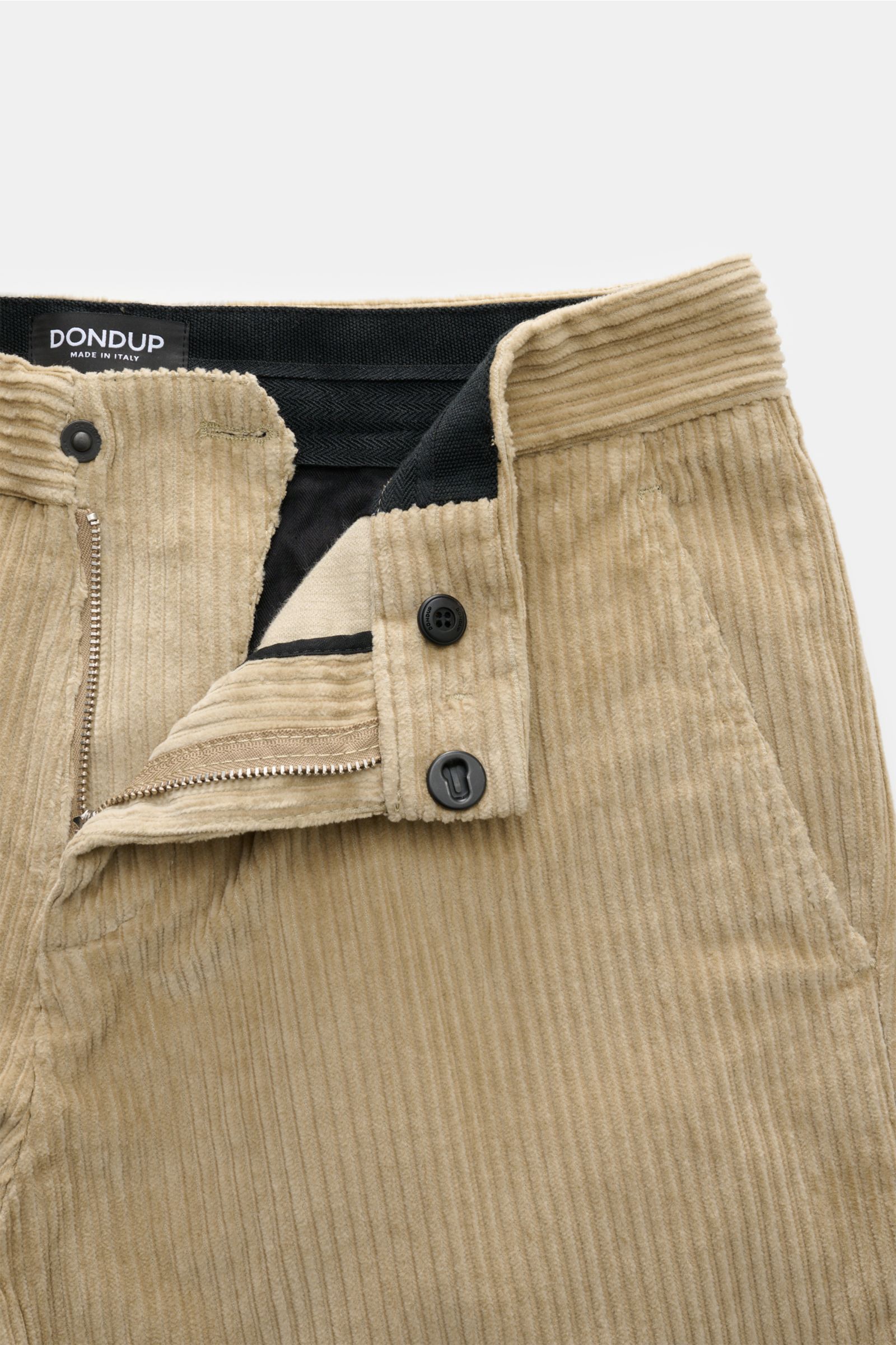 Dondup Cordhose 'Gaubert' beige aus Breitcord-Baumwolle mit leichtem Stretch, Reißverschluss, Slide Button, französischen Taschen, Metallinitial, Detailaufnahme der Taille.