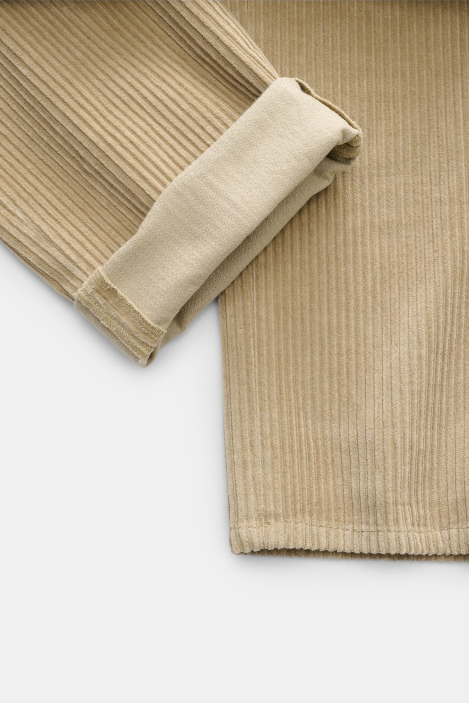 Dondup Cordhose 'Gaubert' beige, Detailaufnahme der knöchellangen, leicht schmal zulaufenden Cordhose mit weichem Griff und innenliegendem Stretch, Vorderseite.