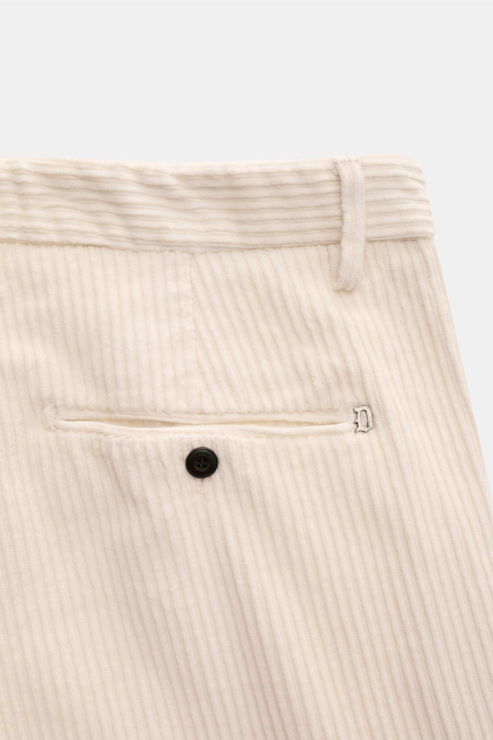Close-up back view of Dondup Cordhose 'Gaubert' dunkelblau in fine cotton cord with slim fit, buttoned back pocket, and metal initial.

Description: Das beliebte Modell 'Gaubert' von DONDUP präsentiert das italienische Label hier als moderne Cordhose, 