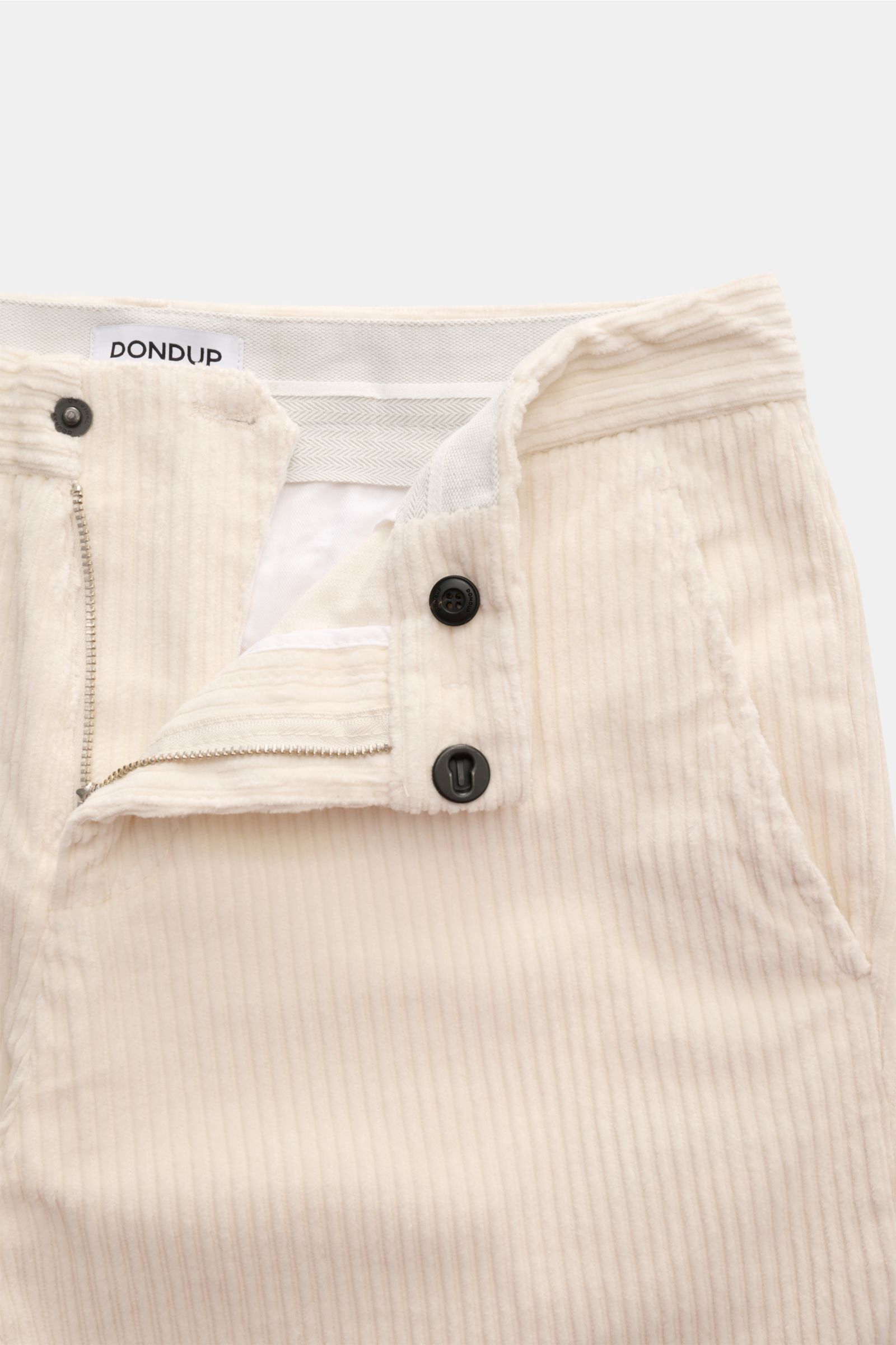 Close-up front view of Dondup Cordhose 'Gaubert' dunkelblau in fine cotton corduroy with zipper, slide button, and French pockets, slim fit.

Description: Das beliebte Modell 'Gaubert' von DONDUP präsentiert das italienische Label hier als moderne Cord