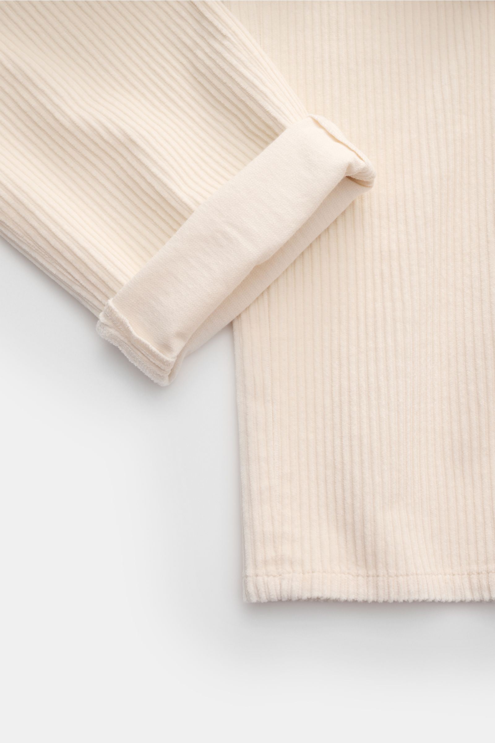 Close-up view of the cream-colored Dondup Cordhose 'Gaubert' dunkelblau fabric showing fine cotton corduroy with a soft touch and slight stretch. 

Das beliebte Modell 'Gaubert' von DONDUP präsentiert das italienische Label hier als moderne Cordhose, d