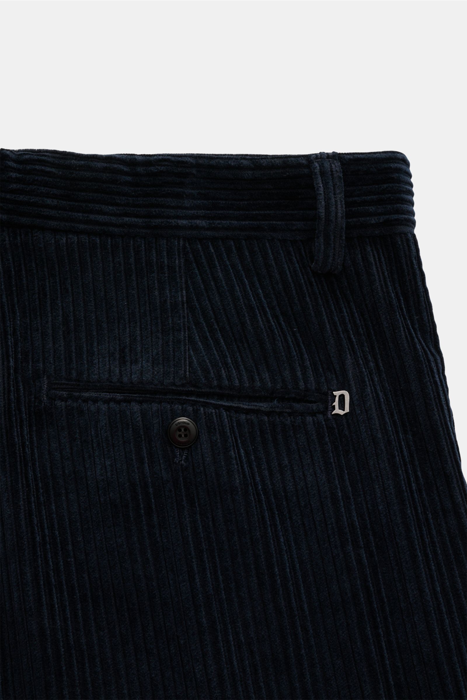 Close-up rear view of Dondup Cordhose 'Gaubert' navy with pure cotton wide cord fabric, slight stretch, tapered fit, buttoned back pocket, and metal initial.

Description: Das beliebte Modell 'Gaubert' von DONDUP präsentiert das italienische Label hier
