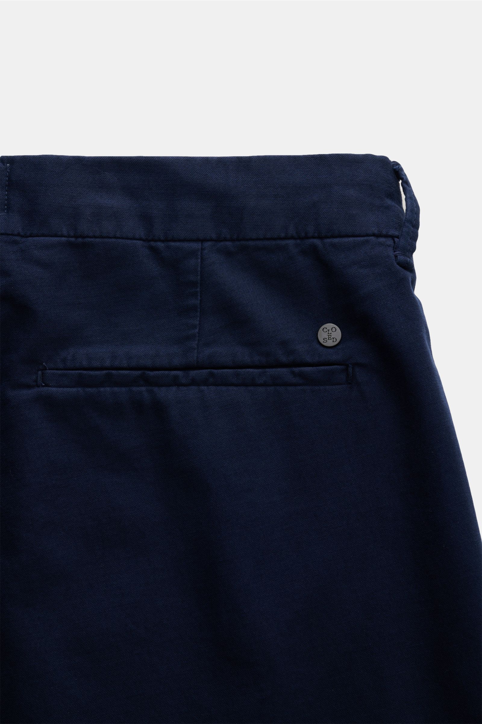 Rückansicht der Closed Baumwollhose 'Clifton' navy, garment dyed, Regular Fit, leicht schmal zulaufend, mit Reißverschluss, Bundhaken, französischen und Leistentaschen, aus Baumwolle mit Stretch-Anteil, weicher Griff.