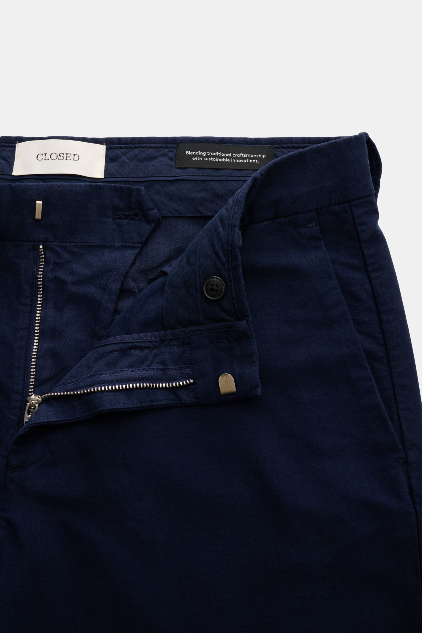 Close-up der geöffneten Closed Baumwollhose 'Clifton' navy aus Baumwolle mit Stretch, weichem Griff, garment dyed, Regular Fit, leicht schmal zulaufend mit Reißverschluss, Bundhaken, französischen und Leistentaschen.