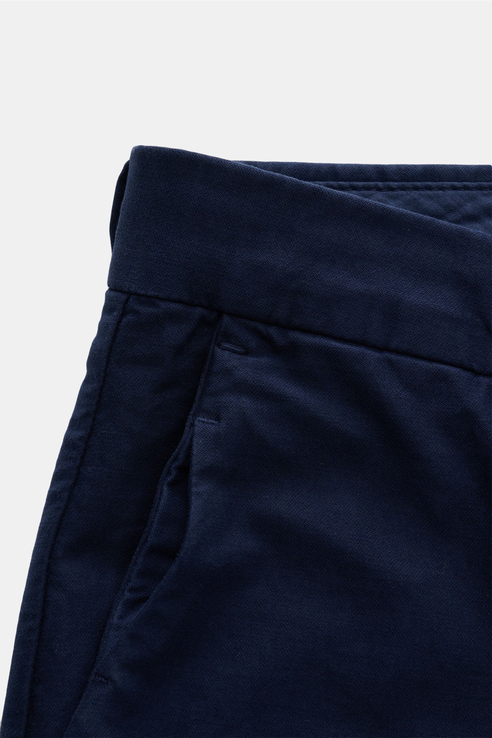 Close-up seitliche Ansicht der Closed Baumwollhose 'Clifton' navy aus weicher, garment dyed Baumwolle mit Stretch-Anteil, Regular Fit, leicht schmal zulaufend, Reißverschluss, Bundhaken, französischen Taschen und Leistentaschen am Gesäß.