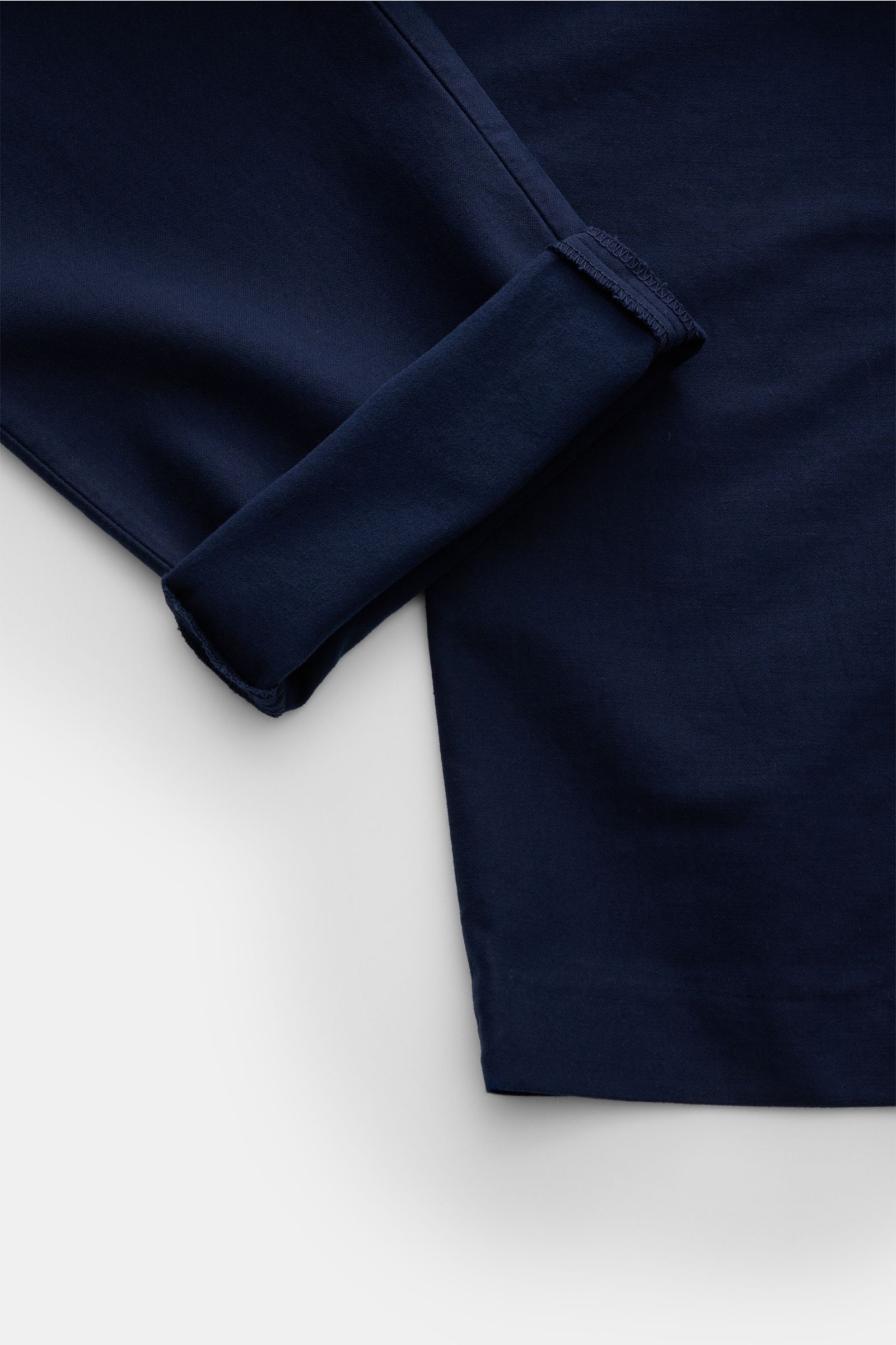 Close-up von der unteren Beinpartie der Closed Baumwollhose 'Clifton' navy, Baumwolle mit Stretch, weicher Griff, garment dyed, Regular Fit, leicht schmal zulaufend.