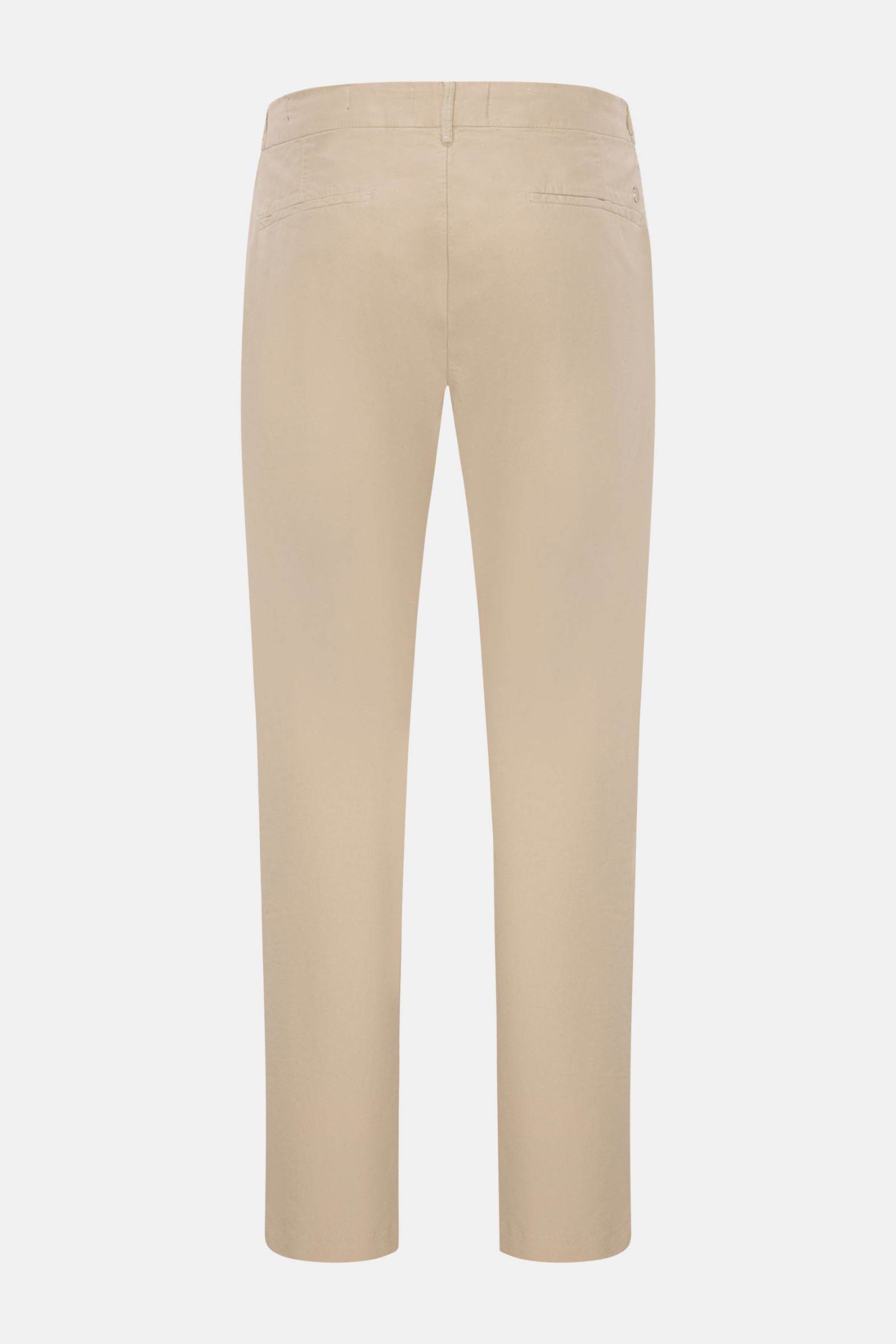 Closed Baumwollhose 'Clifton' sand, Rückansicht, Baumwolle mit Stretch-Anteil, weicher Griff, garment dyed, Regular Fit, leicht schmal zulaufend, Reißverschluss, Bundhaken, französische Taschen, Leistentaschen am Gesäß.