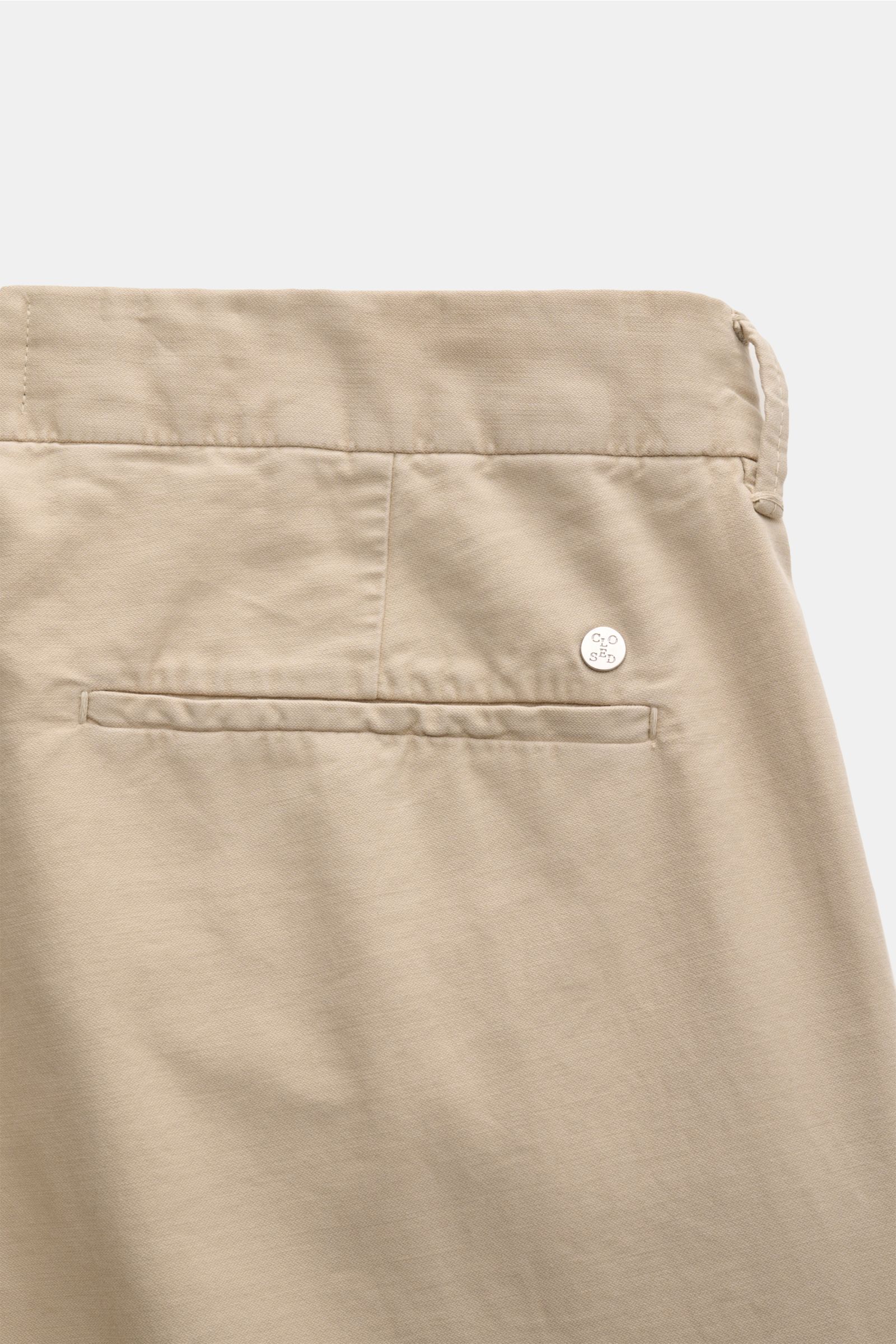 Closed Baumwollhose 'Clifton' sand, Rückansicht, leicht schmal zulaufend, aus garment dyed Baumwolle mit Stretch-Anteil, weicher Griff, Regular Fit, Reißverschluss, Bundhaken, französische und Leistentaschen.