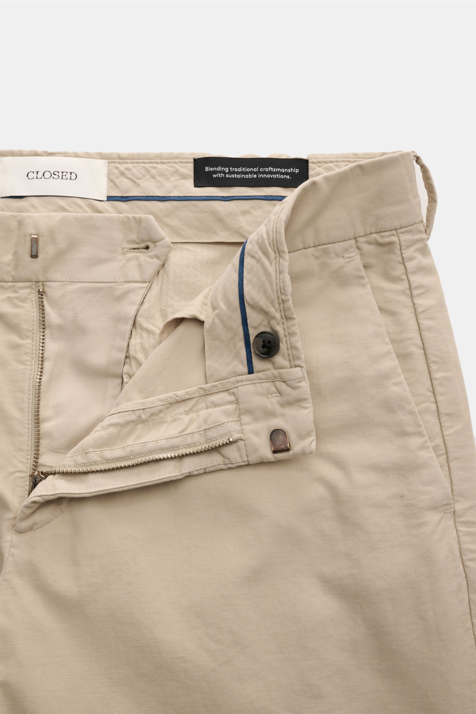 Closed Baumwollhose 'Clifton' sand, Nahaufnahme von vorne geöffnet, Baumwolle mit Stretch-Anteil, weicher Griff, garment dyed, Regular Fit, schmal zulaufend, Reißverschluss, Bundhaken, französische Taschen, Leistentaschen am Gesäß.