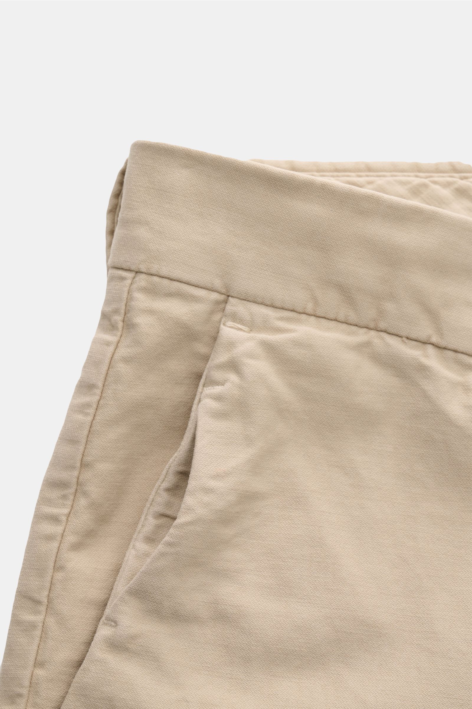 Closed Baumwollhose 'Clifton' sand, Detailaufnahme von oben, Baumwolle mit Stretch-Anteil, weicher Griff, garment dyed, Regular Fit, leicht schmal zulaufend, Reißverschluss, Bundhaken, französische Taschen, Leistentaschen am Gesäß.